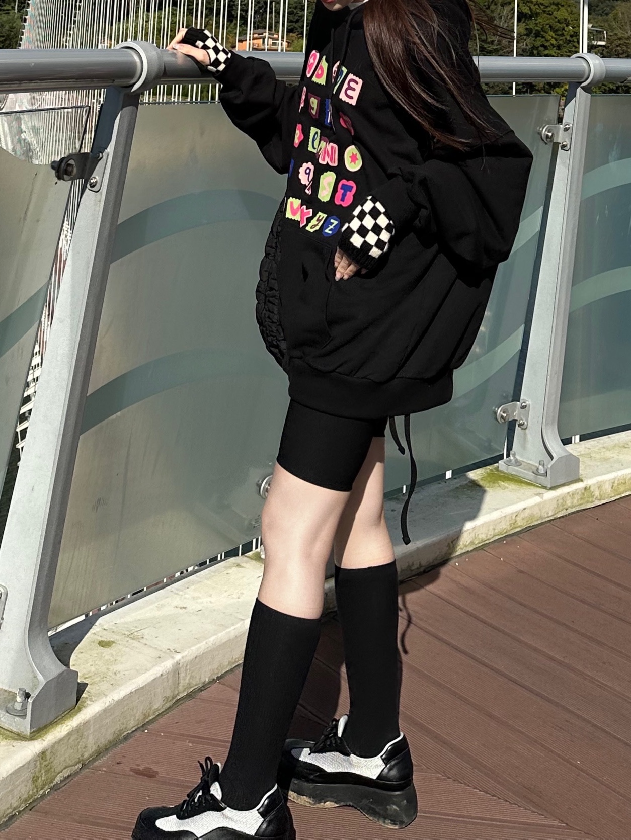 COS Quilted Oversized Shoulder Bag Black 착용 스타일 - 4