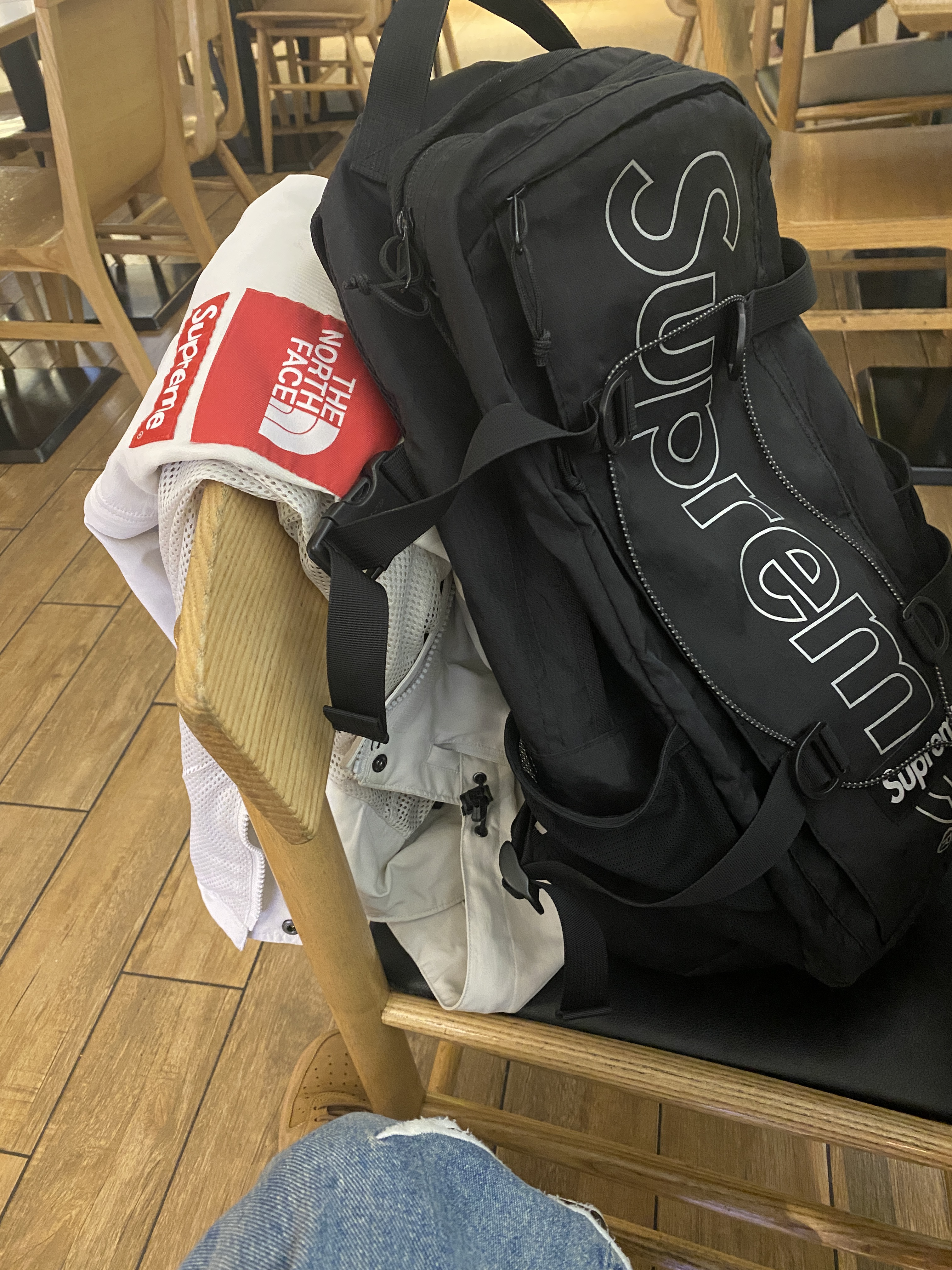 Supreme x The North Face Trekking Convertible Jacket Stone - 22SS, Supreme Backpack Black - 18FW 착용 스타일