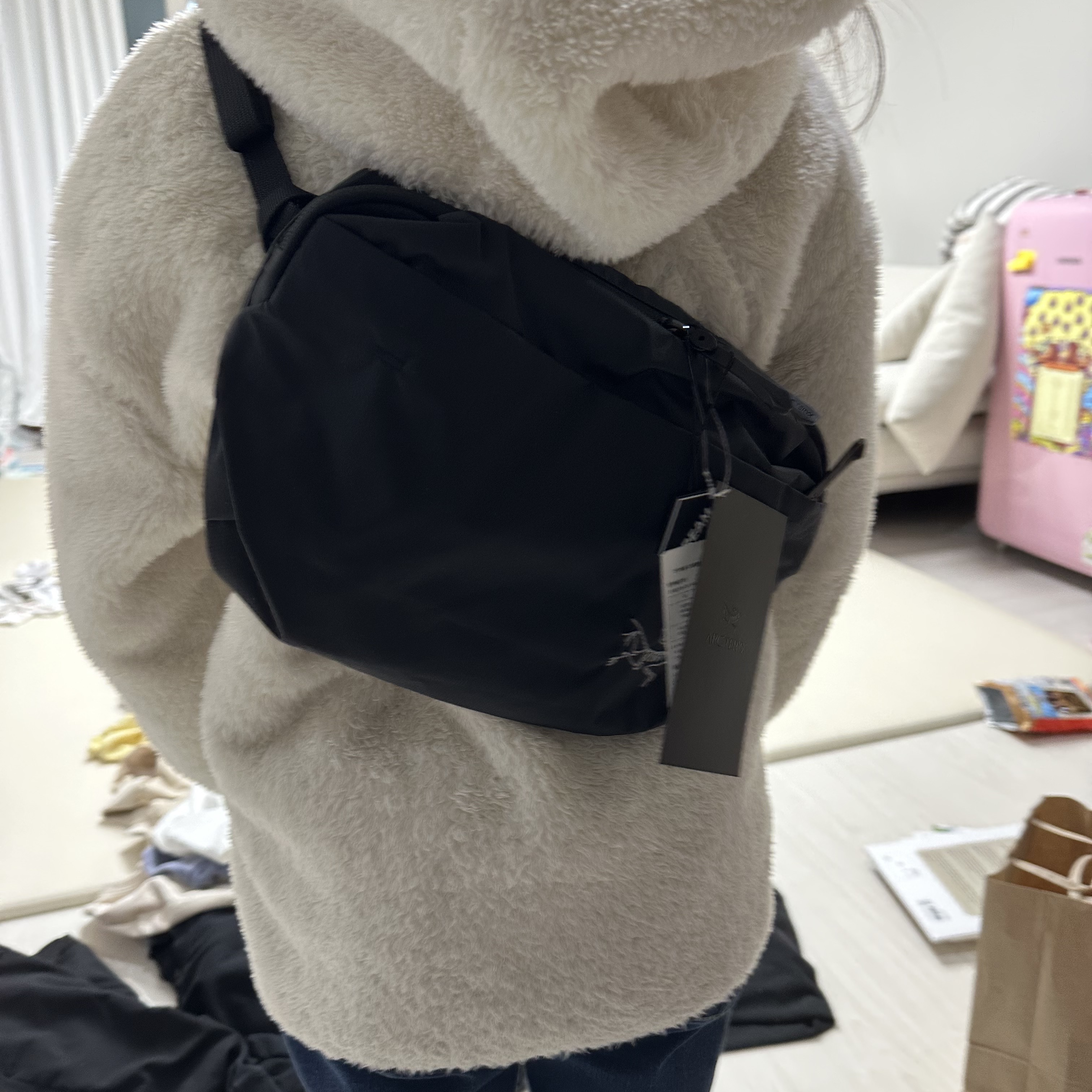 Arc'teryx Heliad 6 Crossbody Bag Black 착용 스타일