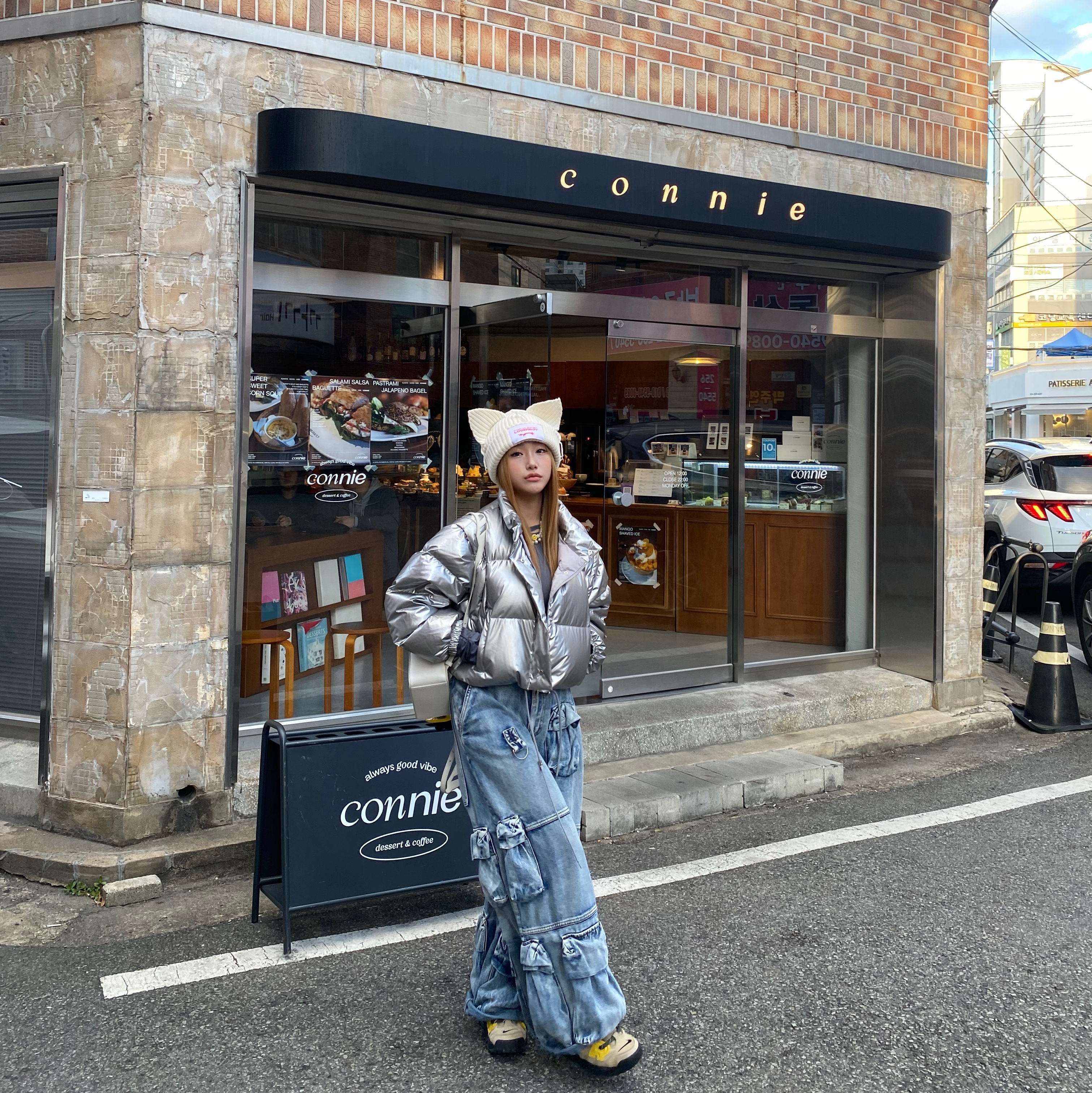 Nike x Ambush Air More Uptempo Low Vivid Sulfur and Limestone, Charles Jeffrey Loverboy Chunky Ears Beanie Ecru 착용 스타일 - 2