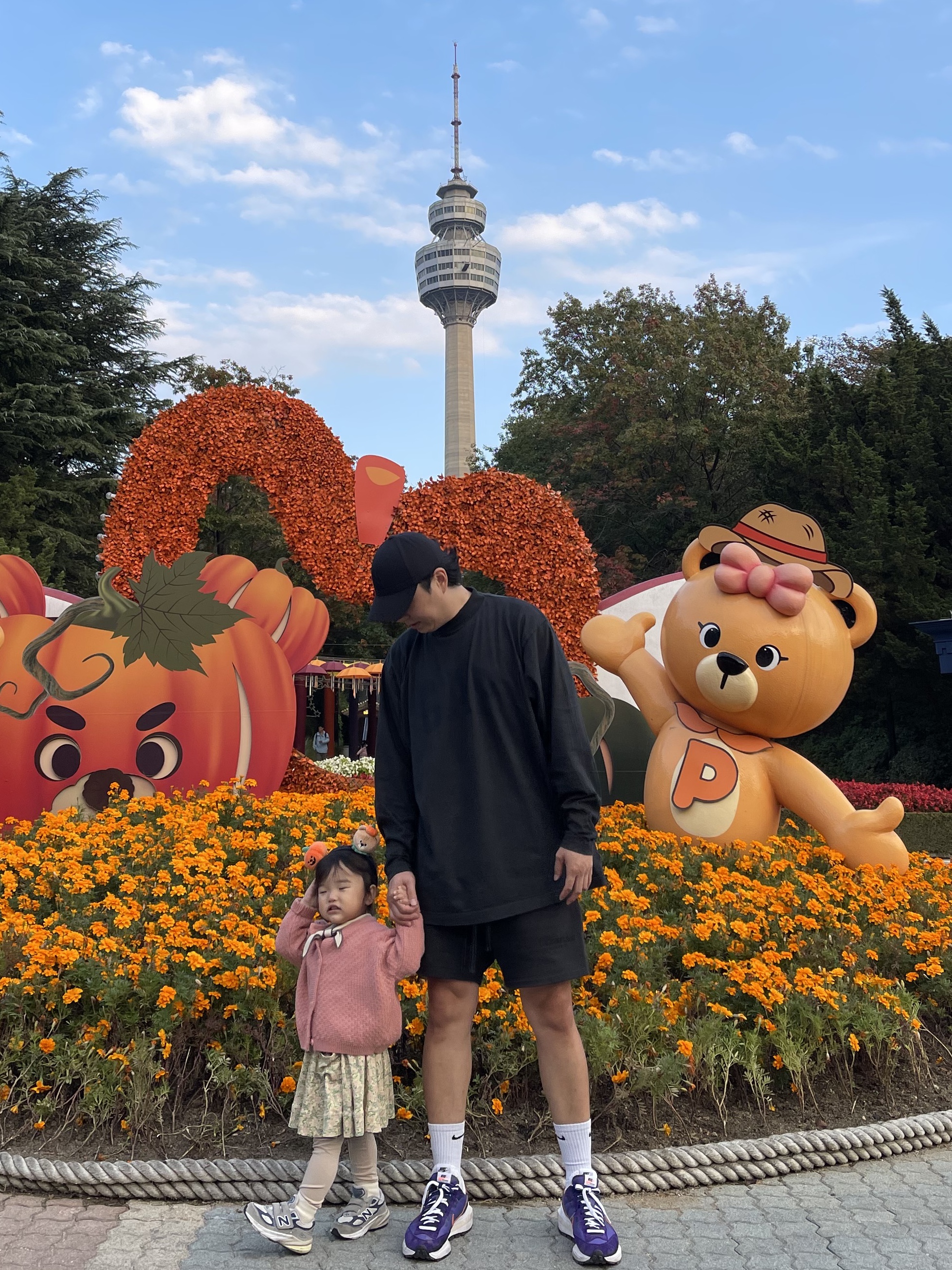 Yeezy Gap Engineered By Balenciaga Dove Long Sleeve T-Shirt Black, Essentials The Core Collection Sweatshorts Stretch Limo 착용 스타일 - 1