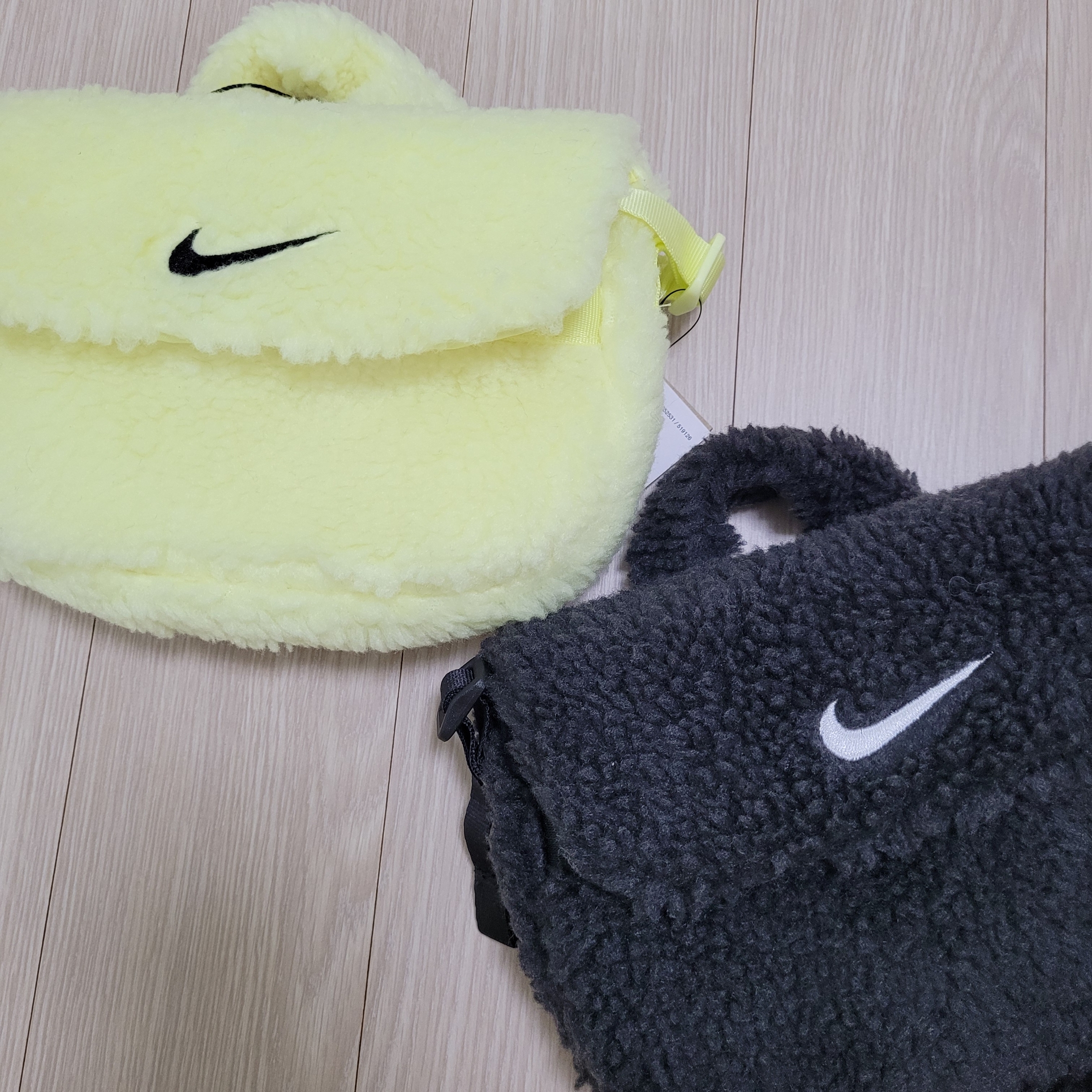 (Kids) Nike NSW Faux Fur Crossbody Bag Neon, (Kids) Nike NSW Faux Fur Crossbody Bag Black 착용 스타일