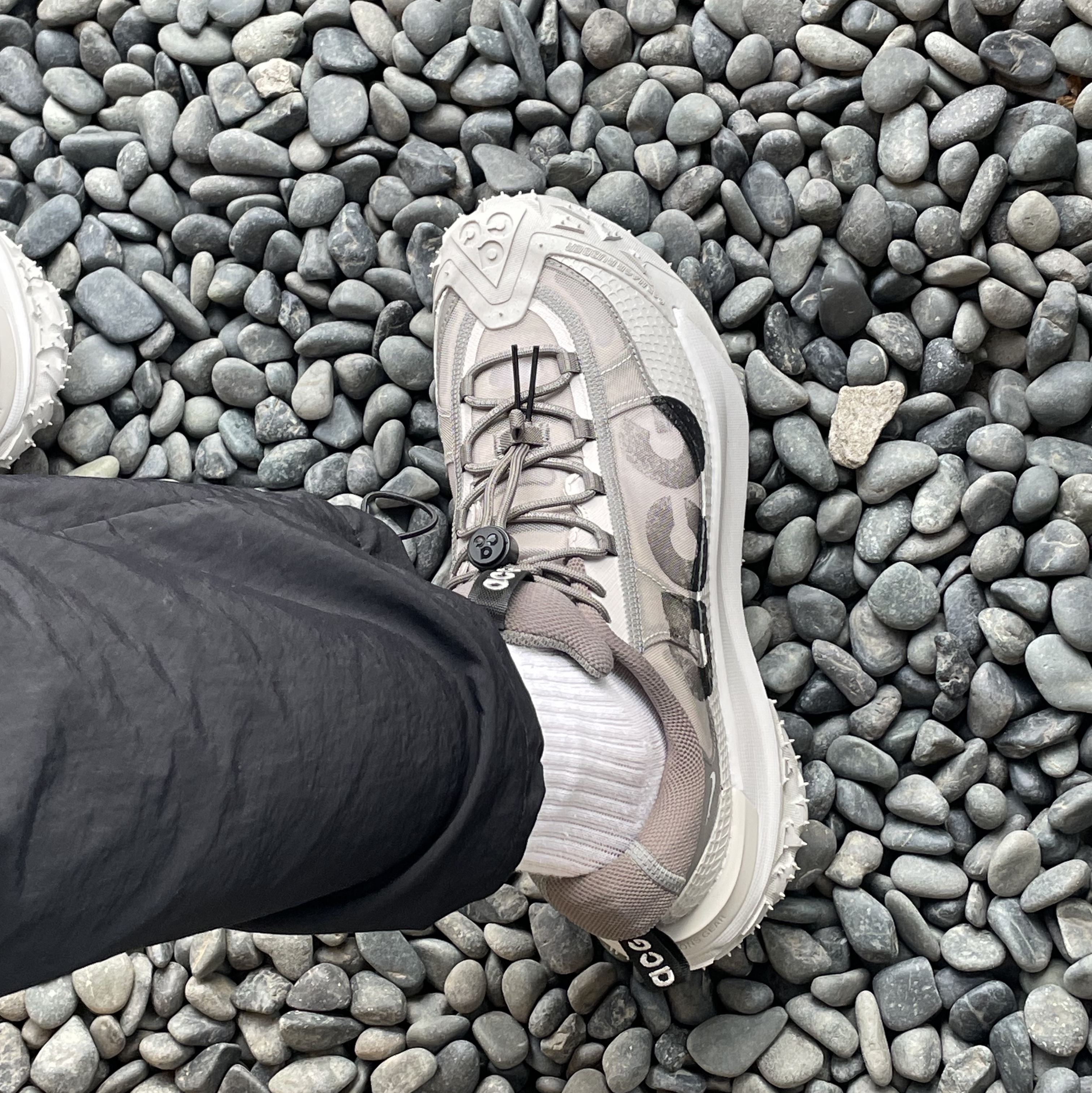 Nike ACG Mountain Fly 2 Low Light Iron Ore Black 착용 스타일