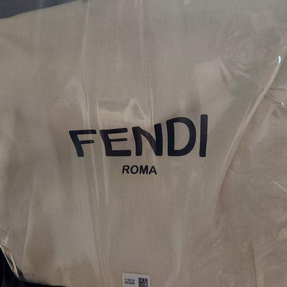 Fendi Fendigraphy Small Bag Leather White 착용 스타일 - 3