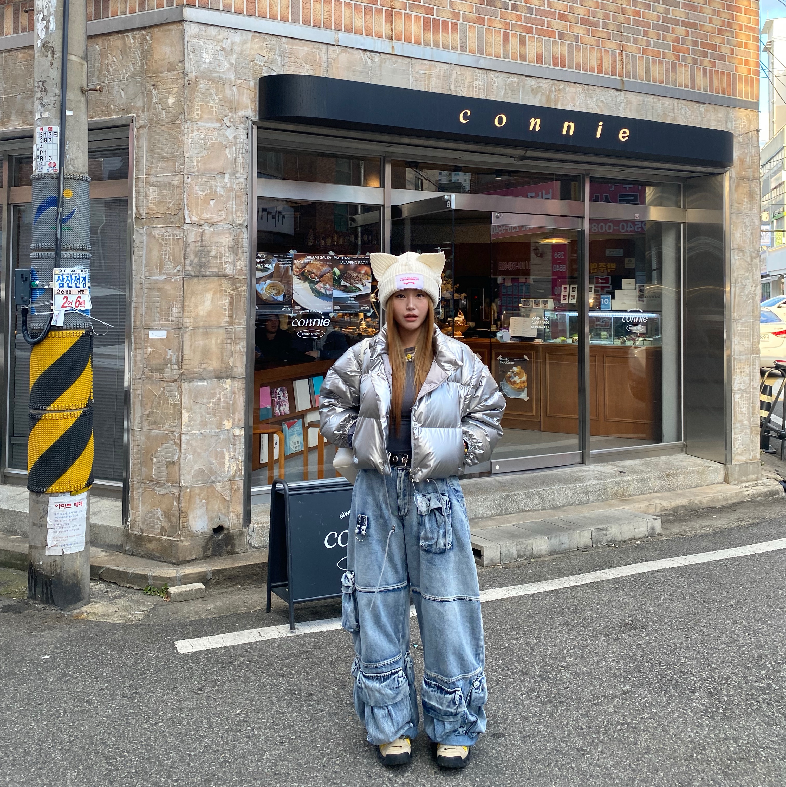 Nike x Ambush Air More Uptempo Low Vivid Sulfur and Limestone, Charles Jeffrey Loverboy Chunky Ears Beanie Ecru 착용 스타일 - 1