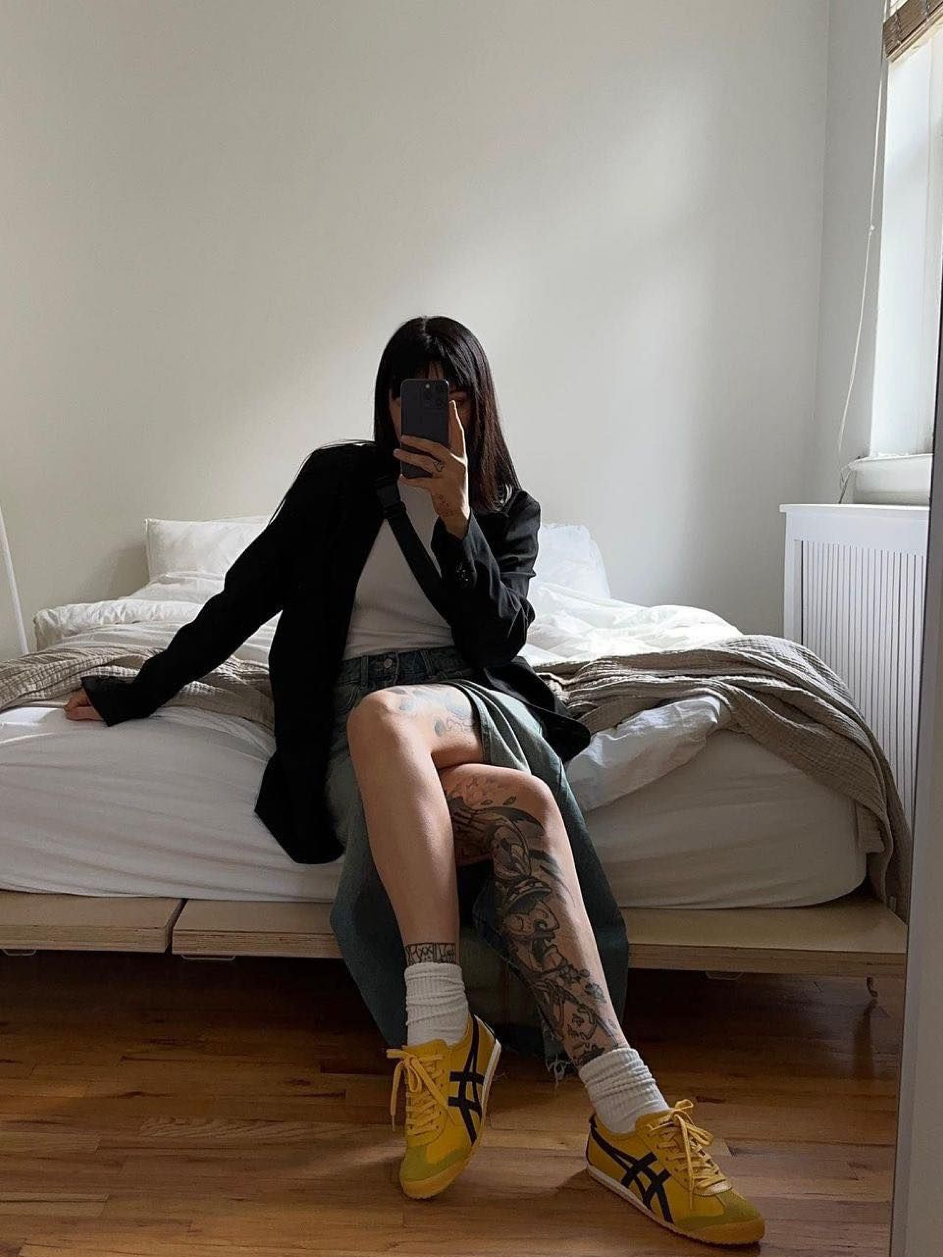 Onitsuka Tiger Mexico 66 Yellow Black, COS Quilted Oversized Shoulder Bag Black 착용 스타일 - 3