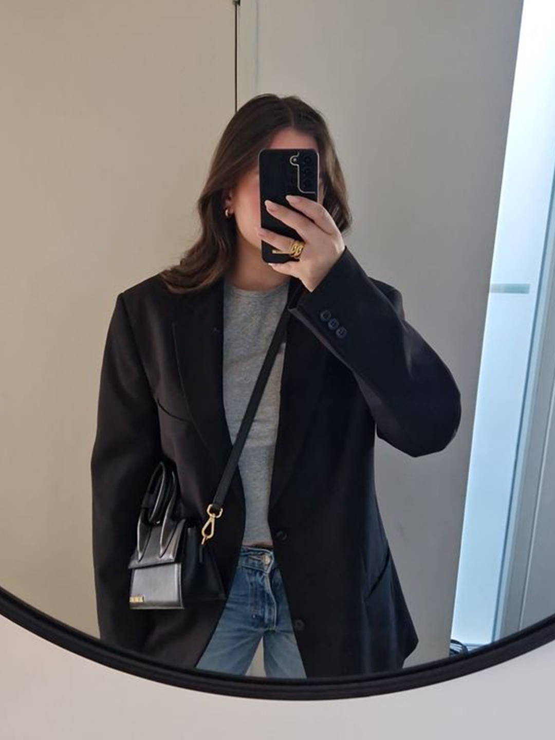Jacquemus Le Chiquito Noeud Coiled Leather Handbag Black, Jacquemus Le Bambino Long Flap Bag Black 착용 스타일 - 3