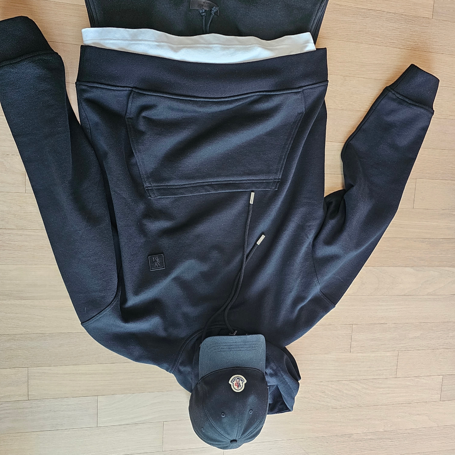 Wooyoungmi Flower Back Logo Hoodie Black - 23FW 착용 스타일
