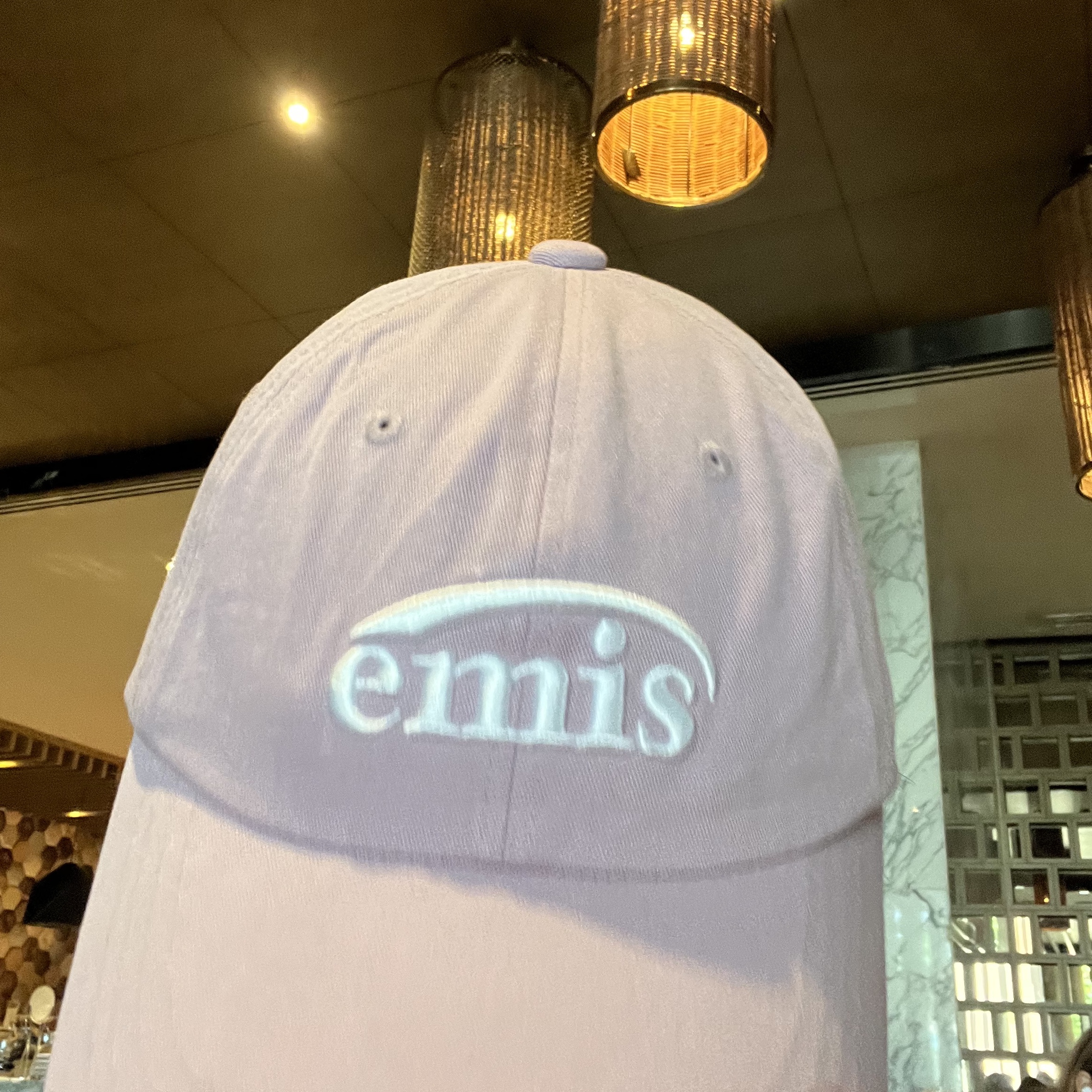 Emis New Logo Ball Cap Light Purple 착용 스타일
