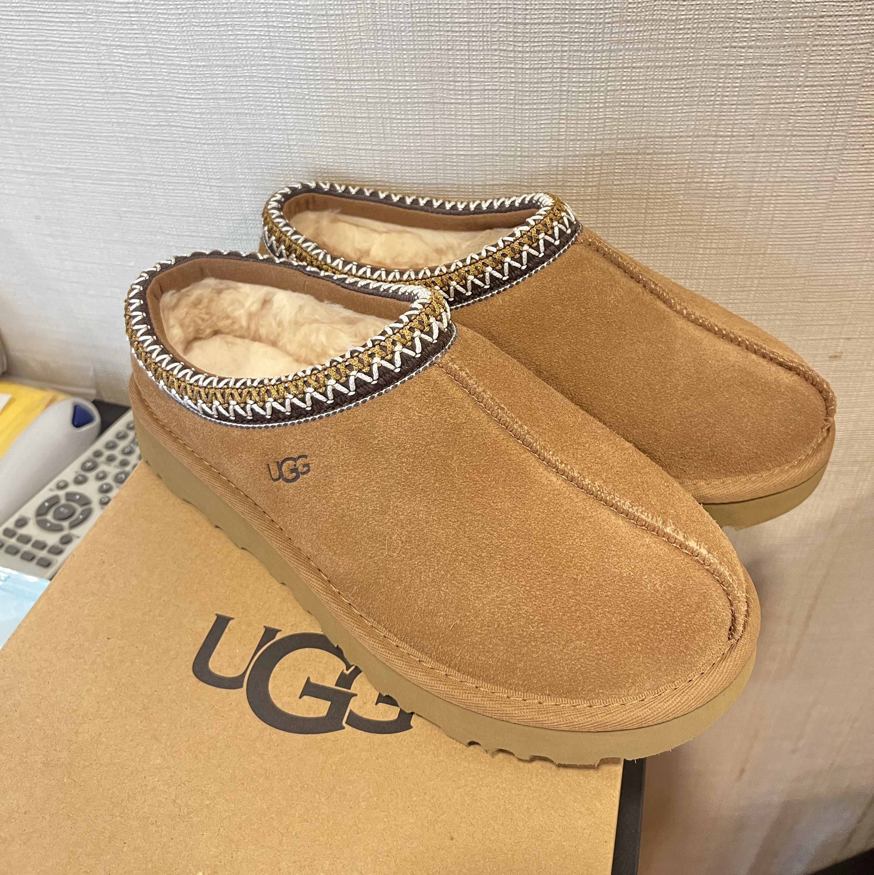 (W) UGG Tasman Slipper Chestnut 착용 스타일 - 1
