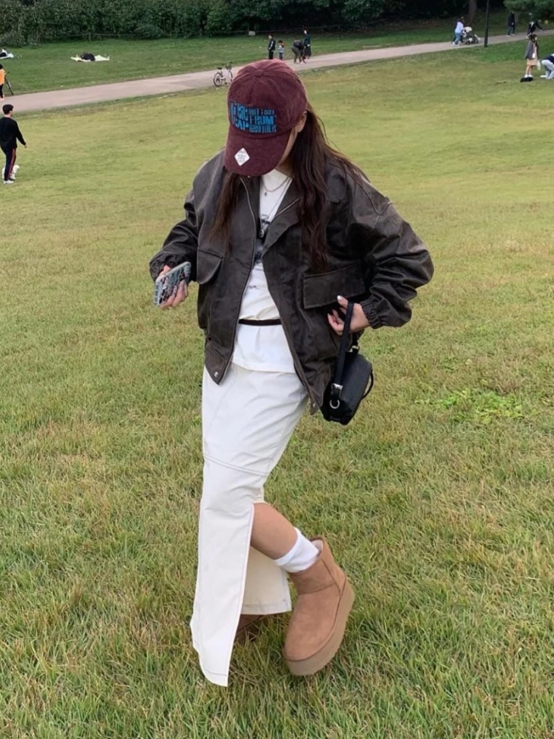 (W) UGG Classic Mini Platform Boots Chestnut, (W) UGG Coquette Slipper Grey 착용 스타일 - 4
