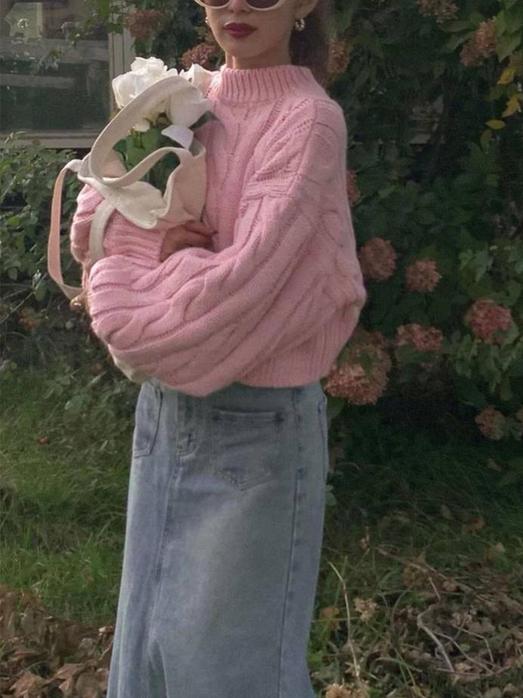The Museum Visitor Flower Jacquard Summer Knit Pink, (W) Celine Crew Neck Sweater in Cable Knit Cashmere and Silk Pink 착용 스타일 - 4