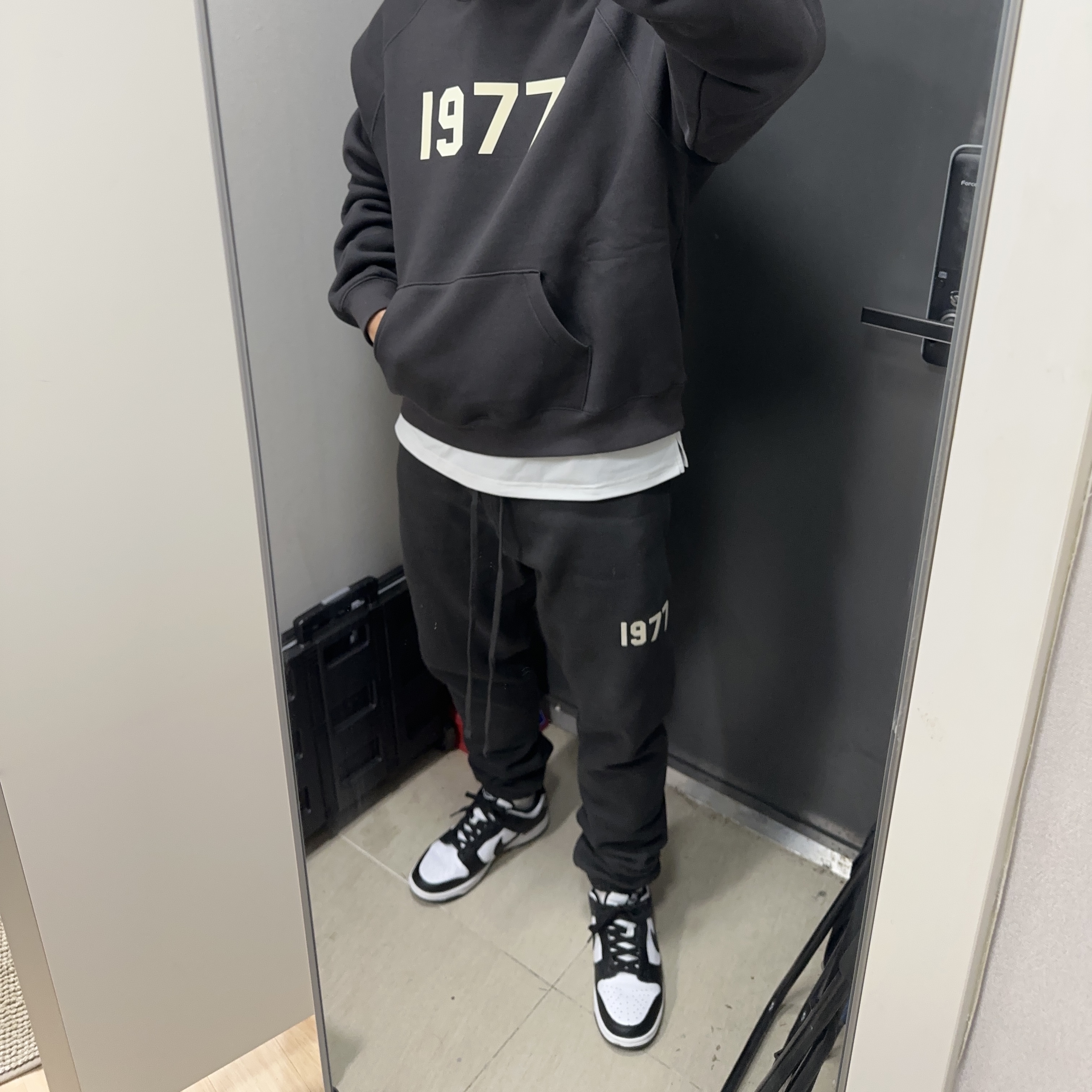 Essentials 1977 Sweatpants Iron - 22SS 착용 스타일