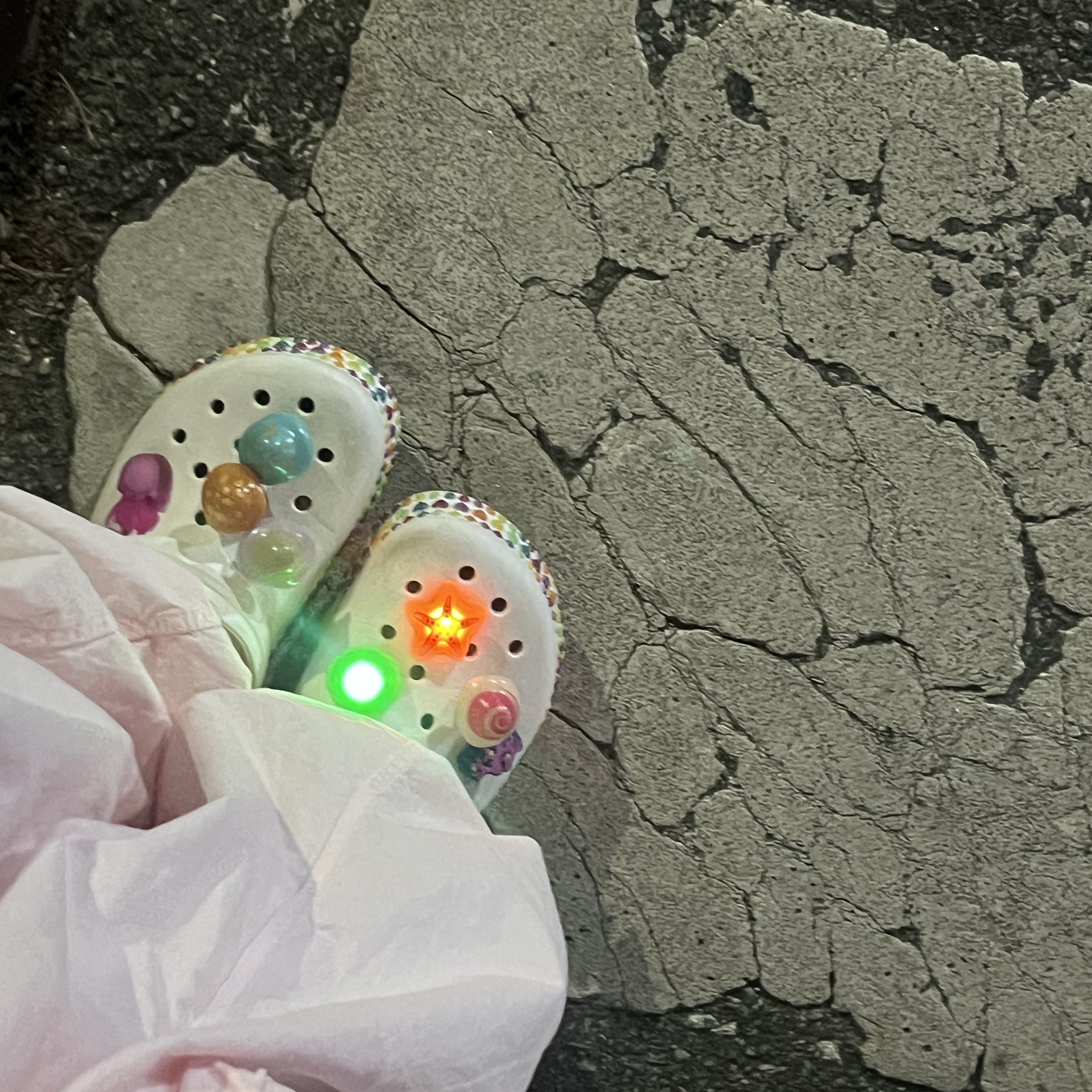 (Kids) Crocs Crocband Gem Band Clog White 착용 스타일
