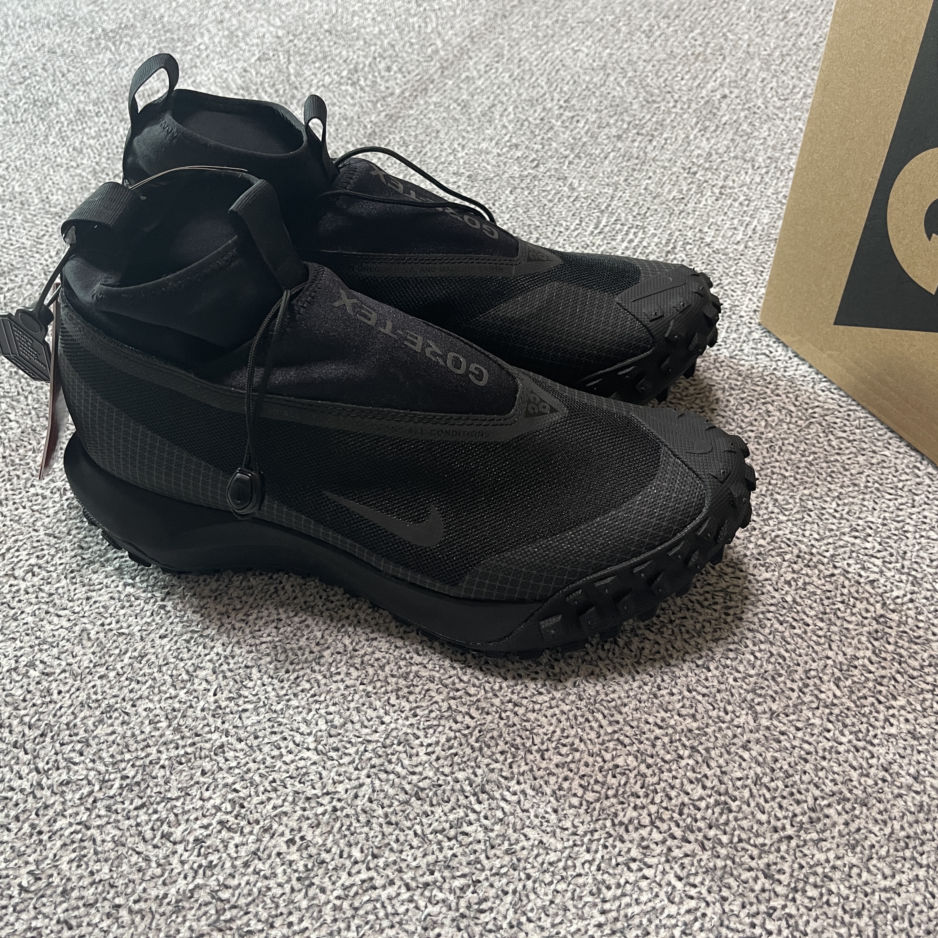 Nike ACG Mountain Fly Gore-Tex Black and Dark Grey 착용 스타일