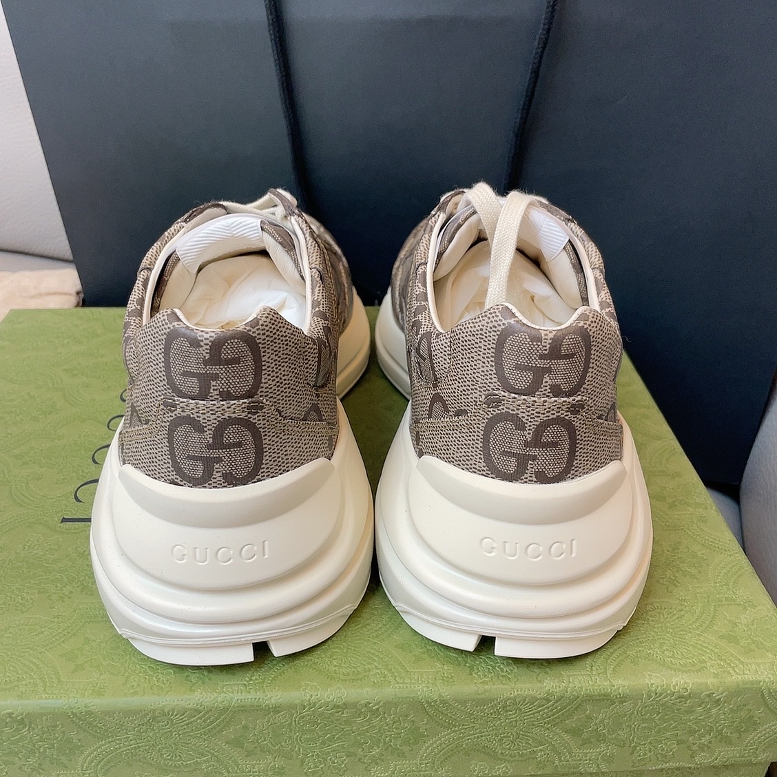 Gucci Rhyton 100th Anniversary Sneakers GG Supreme Beige Ebony 착용 스타일 - 5
