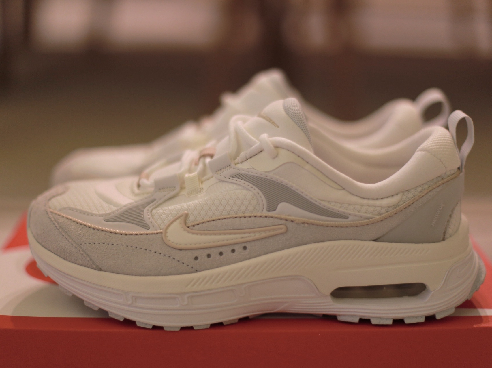 (W) Nike Air Max Bliss Phantom Summit White 착용 스타일 - 1