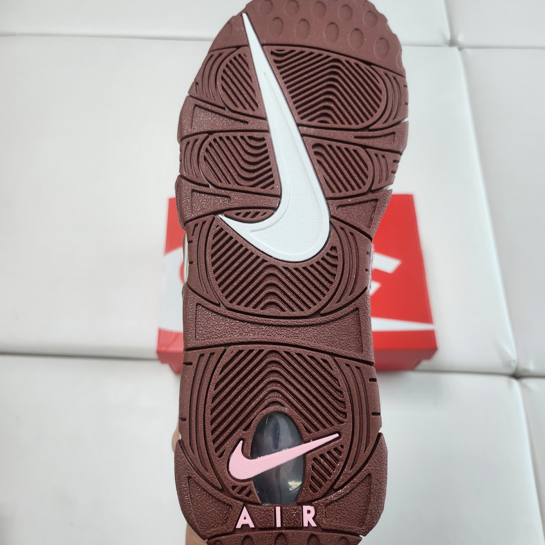 Nike Air More Uptempo 96 Dark Pony and Soft Pink 착용 스타일 - 2