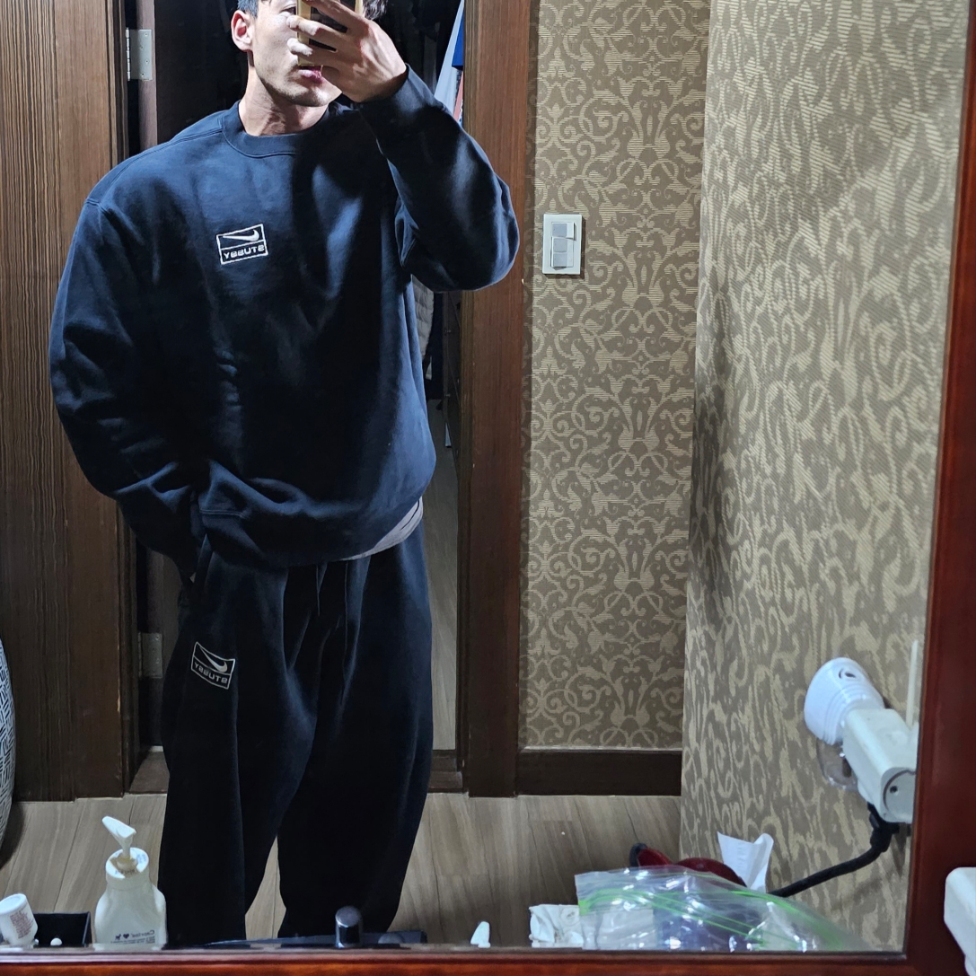 Nike x Stussy NRG Washed Fleece Crewneck Black (DO5310-010), Nike x Stussy NRG Washed Fleece Pants Black (DO5296-010) 착용 스타일 - 2