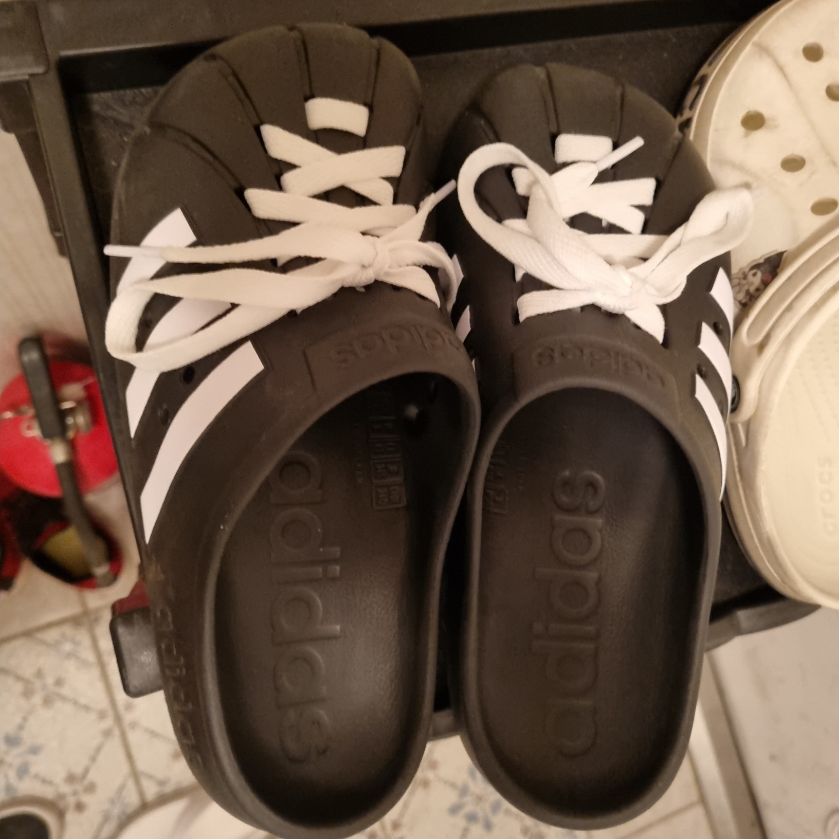 Adidas Adilette Clog Black White 착용 스타일