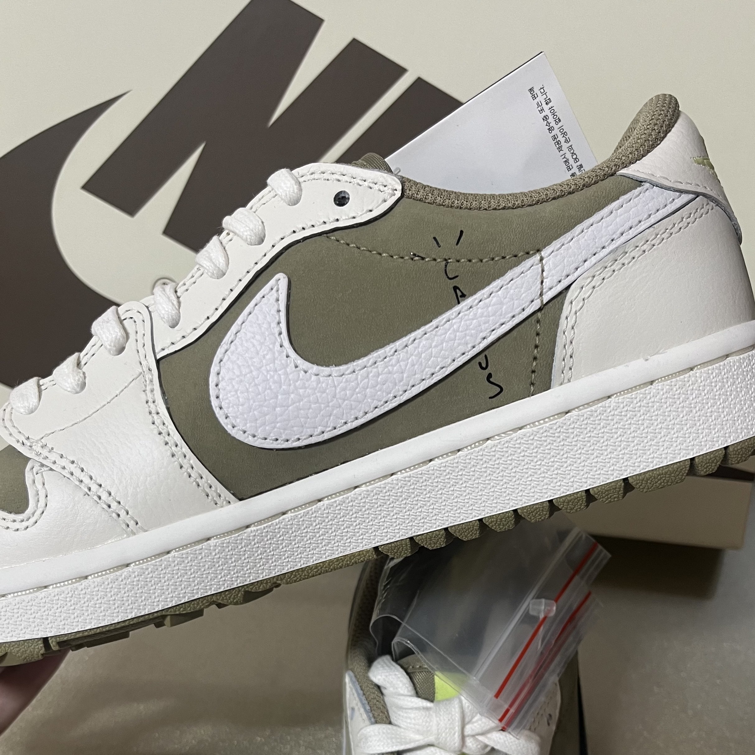 Jordan 1 x Travis Scott Retro Low Golf NRG Neutral Olive 착용 스타일 - 2