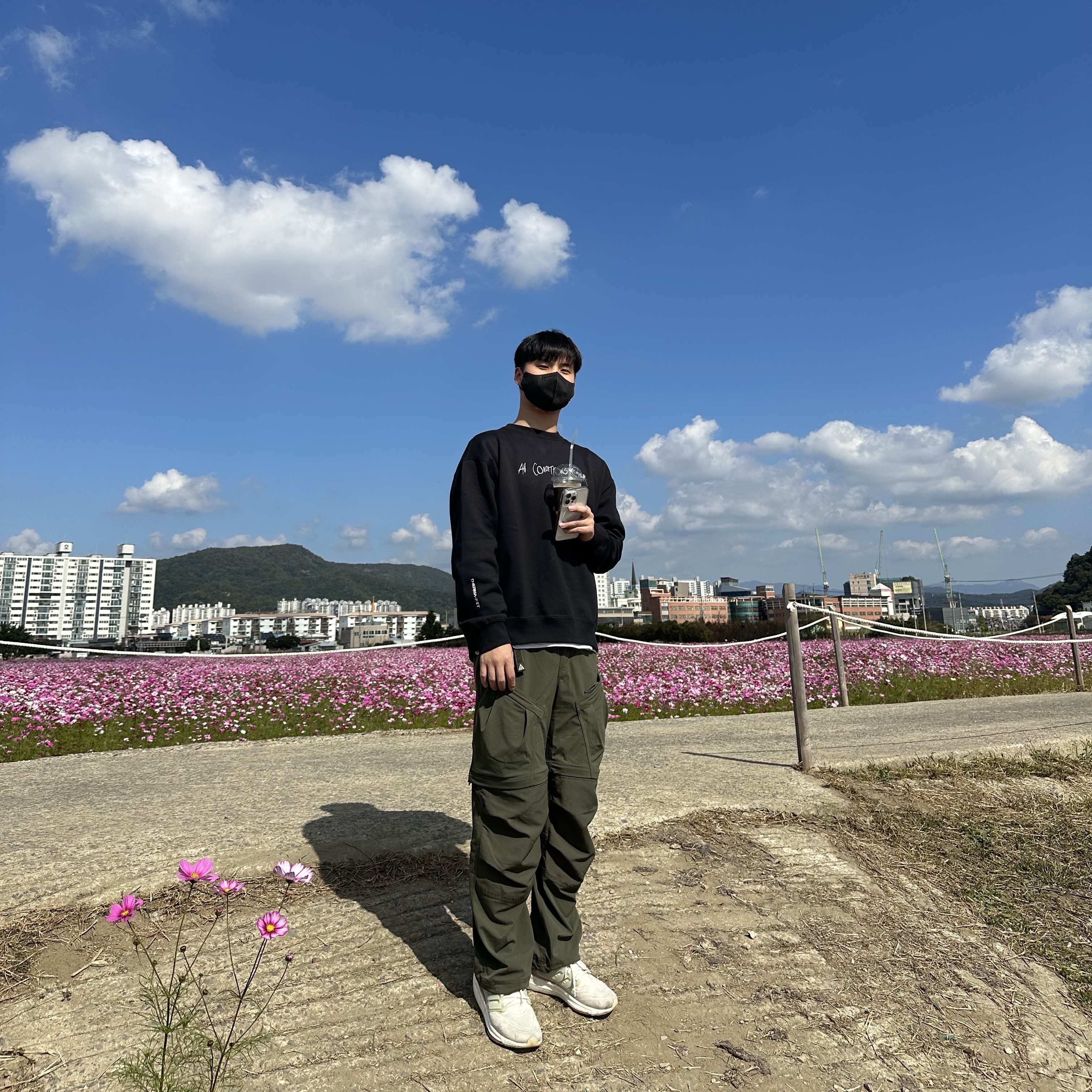 Nike ACG Smith Summit Cargo Pants Cargo Khaki - US/EU, Nike ACG Therma-Fit Ralph Steadman Fleece Crew Black - Asia 착용 스타일