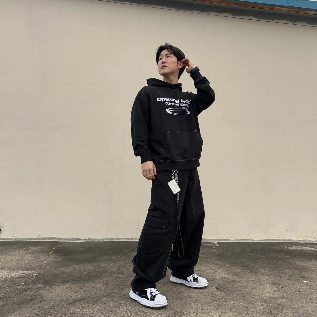 Opening Project Identity Hoodie Black 착용 스타일 - 1