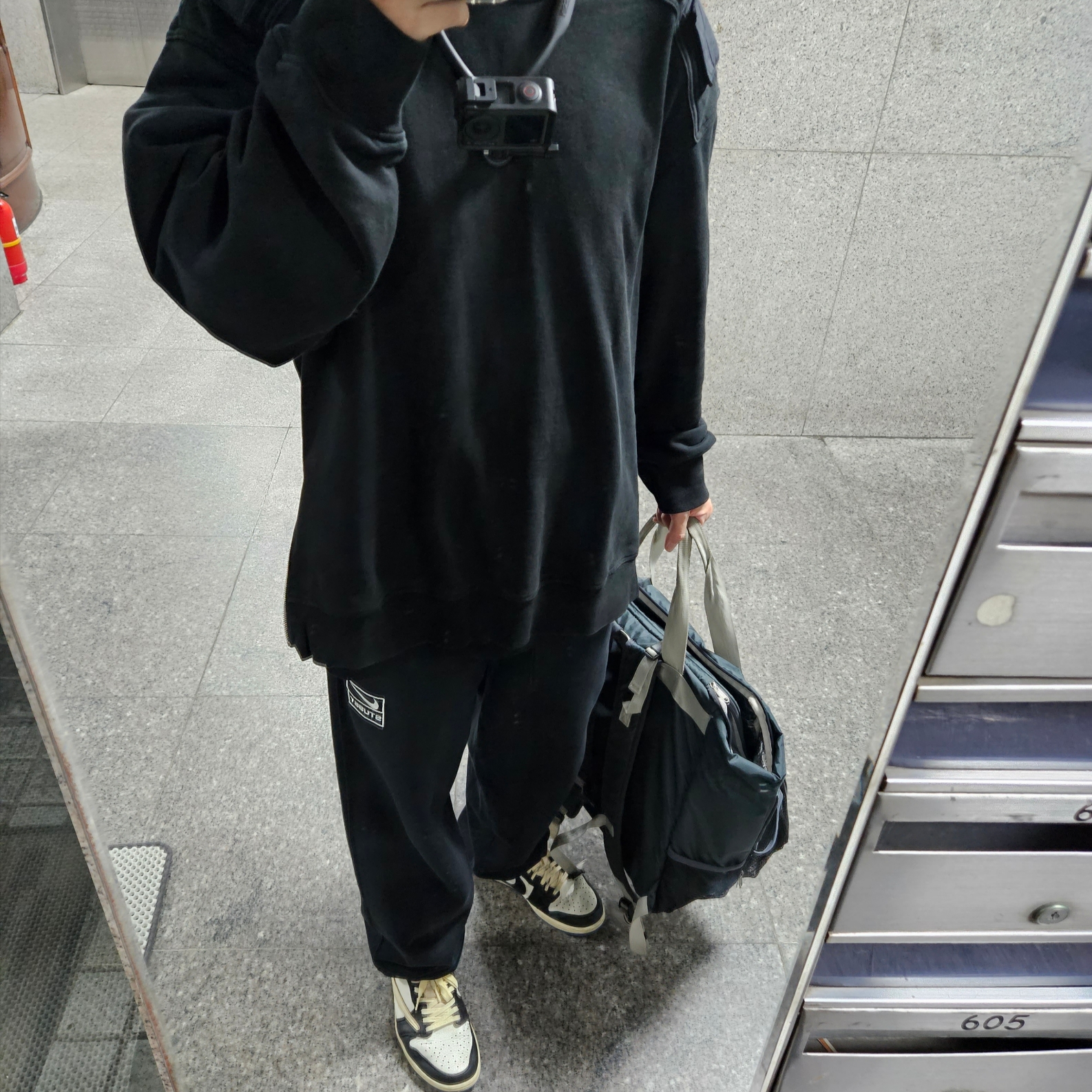 Nike x Stussy NRG Washed Fleece Pants Black (DO5296-010), Jordan 1 x Travis Scott x Fragment Retro Low OG SP Military Blue 착용 스타일