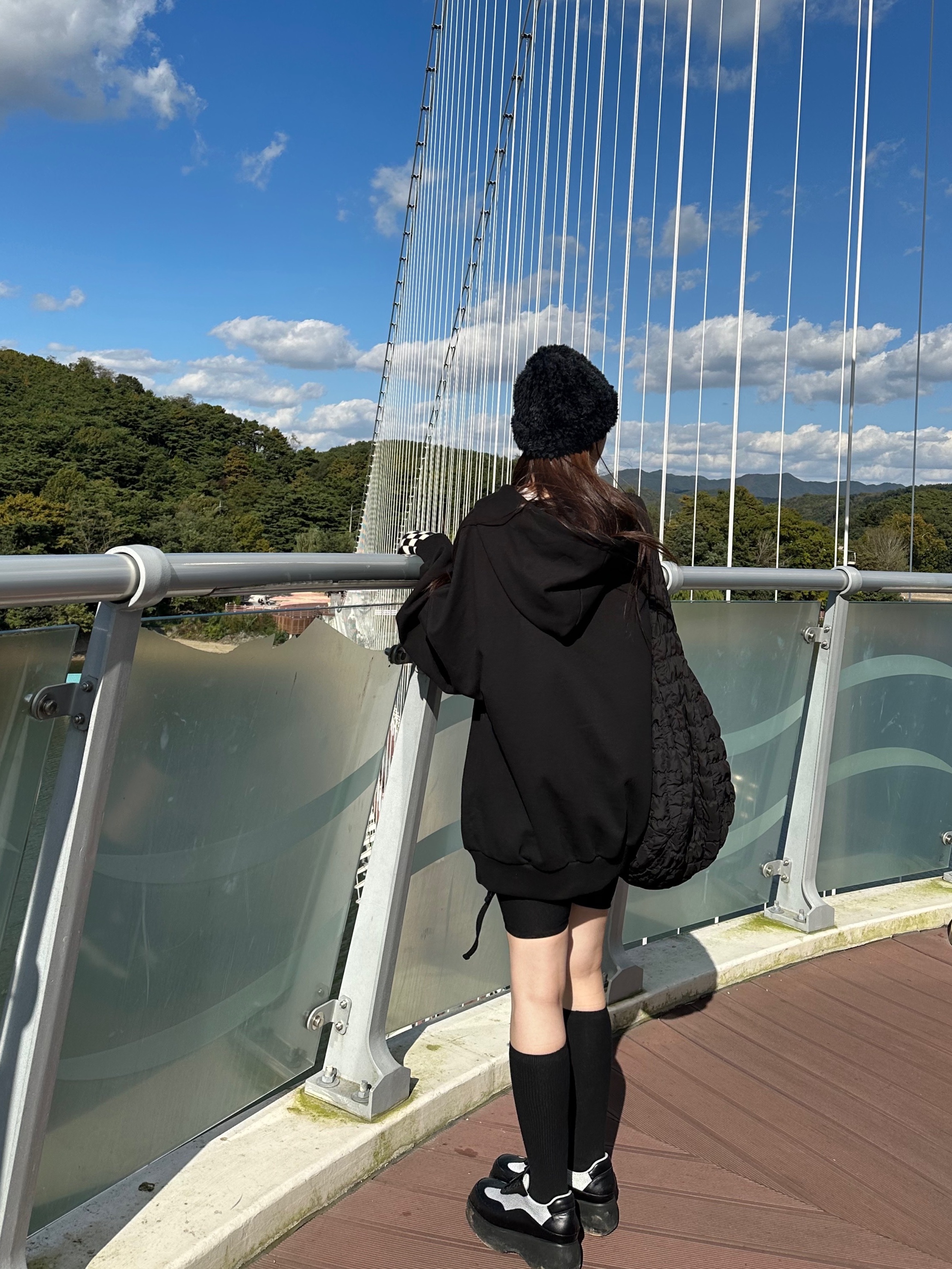 COS Quilted Oversized Shoulder Bag Black 착용 스타일 - 2