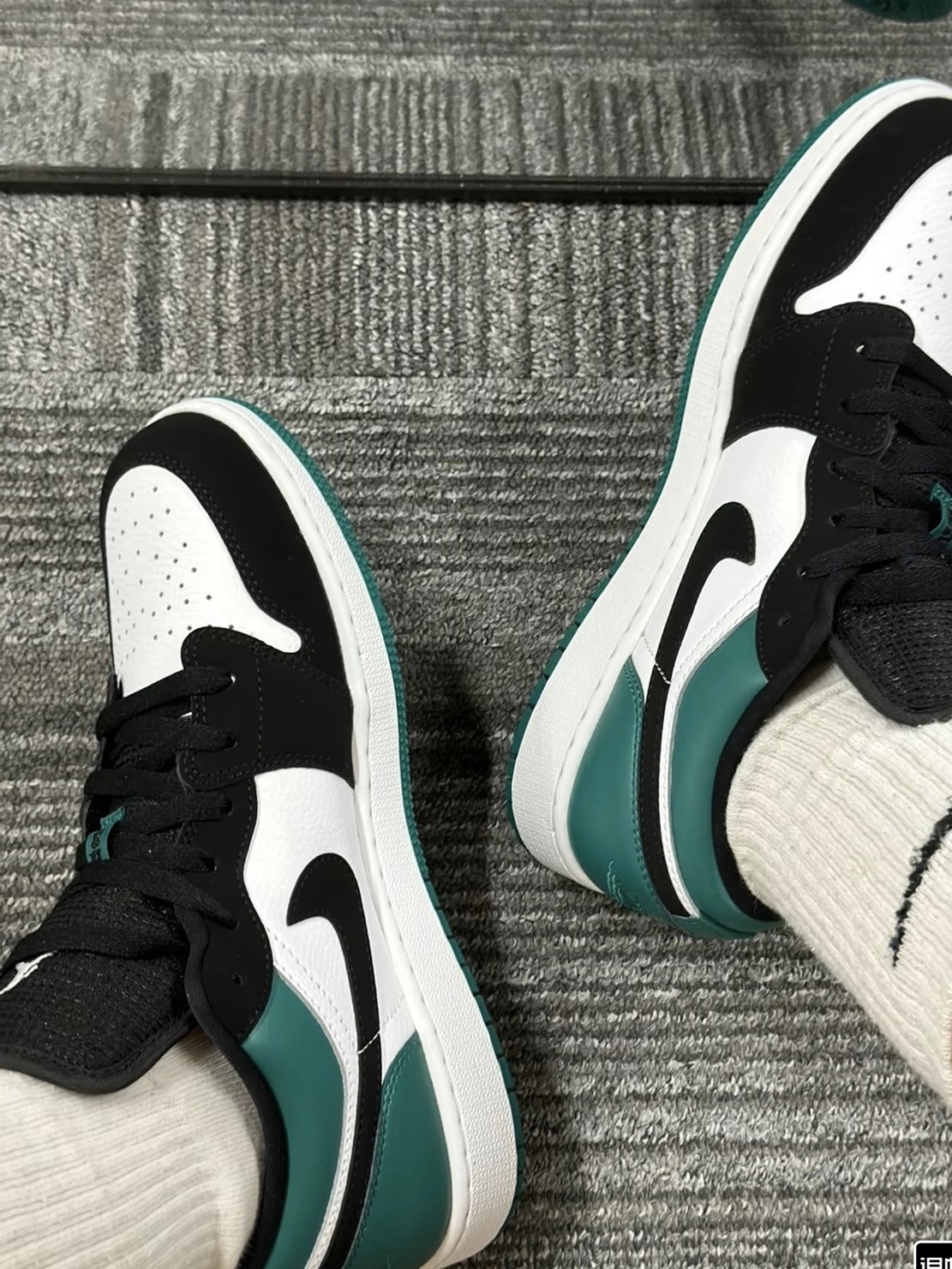 (GS) Jordan 1 Low Black Mystic Green 착용 스타일 - 1