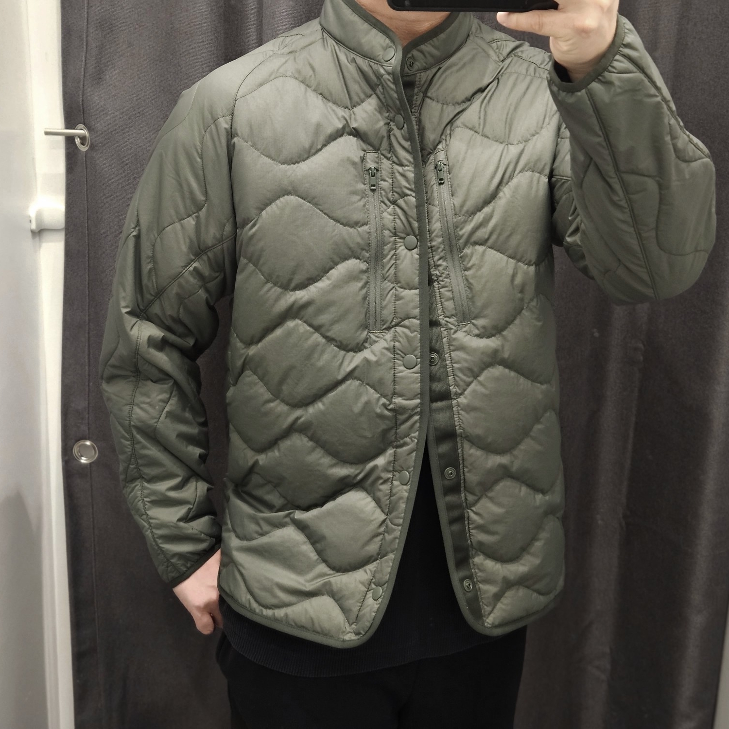 Uniqlo x White Mountaineering WPJ Ultra Light Down Oversized Jacket Olive 착용 스타일 - 3