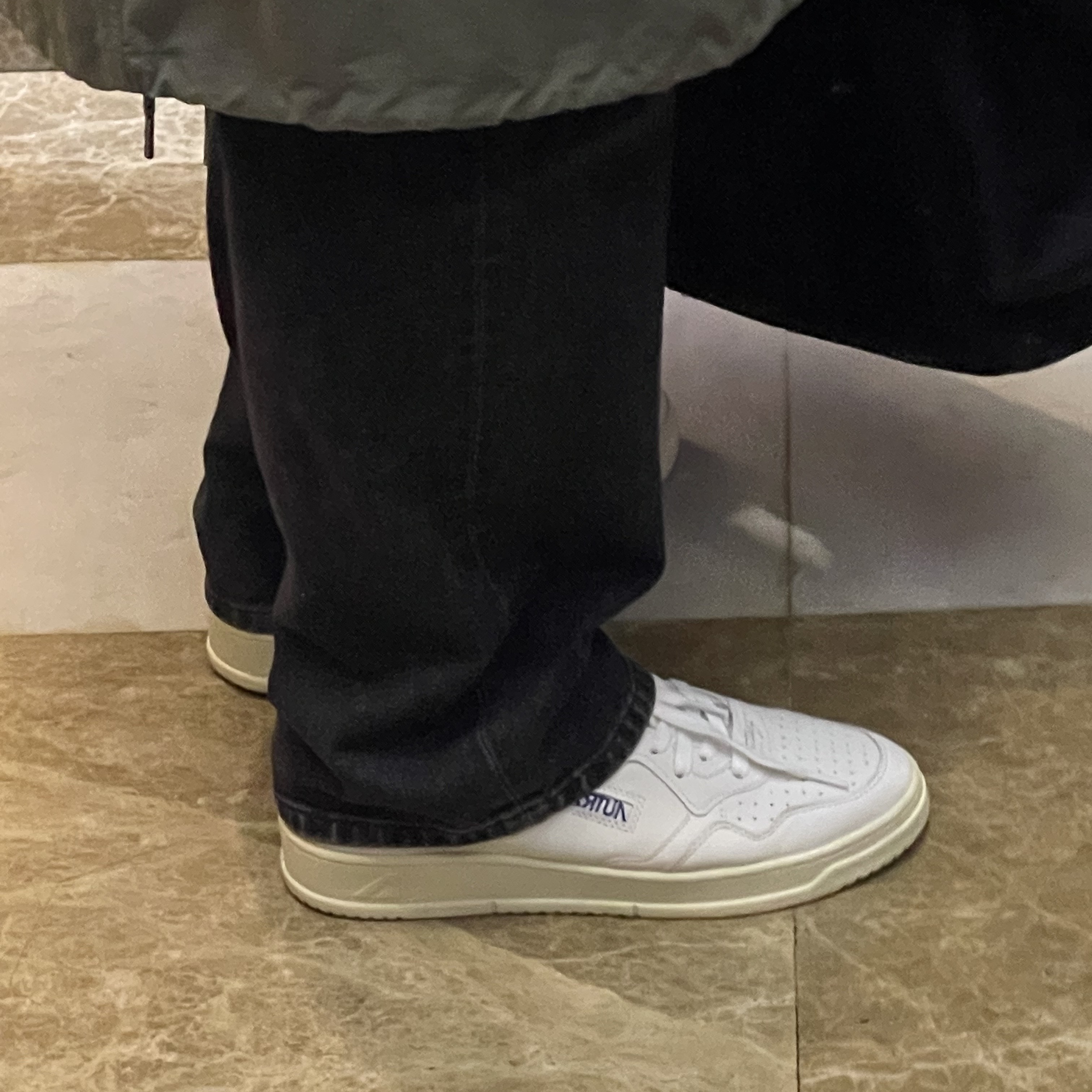 Autry Medalist Low Goatskin Sneakers White 착용 스타일