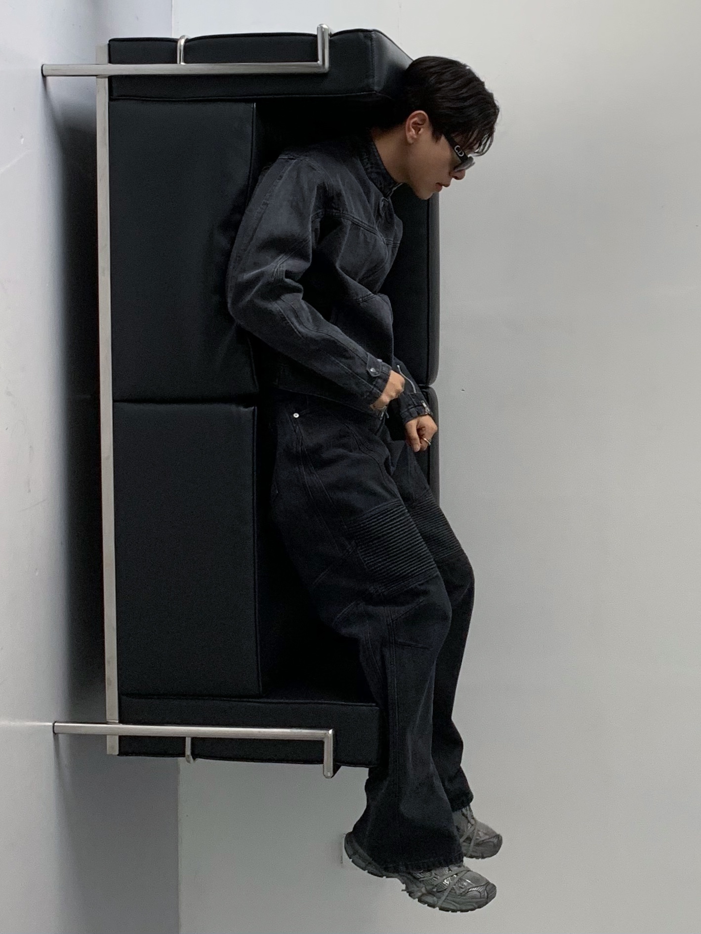 Balenciaga 3XL Sneakers Grey Black 착용 스타일 - 1