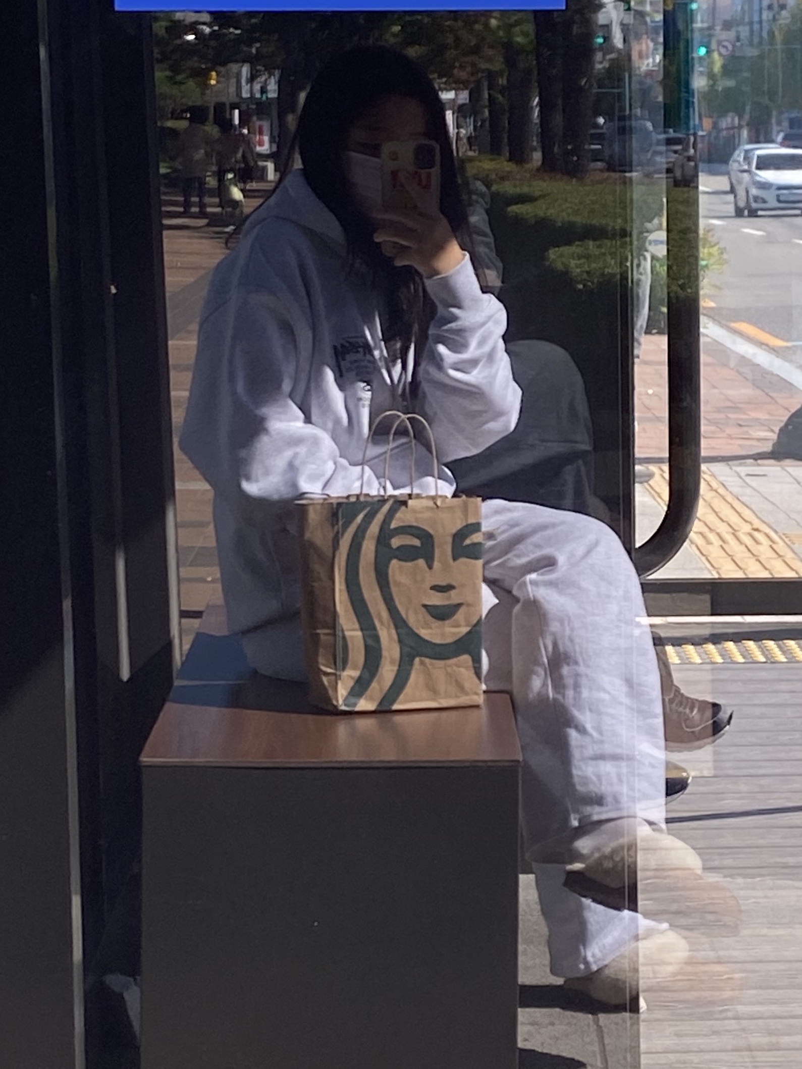 Stussy World Tour Hoodie Ash Heather 2023, (W) UGG Coquette Slipper Chestnut 착용 스타일 - 4
