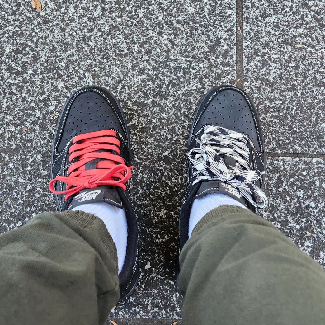 Jordan 1 x Travis Scott Retro Low OG SP Black Phantom 착용 스타일 - 1