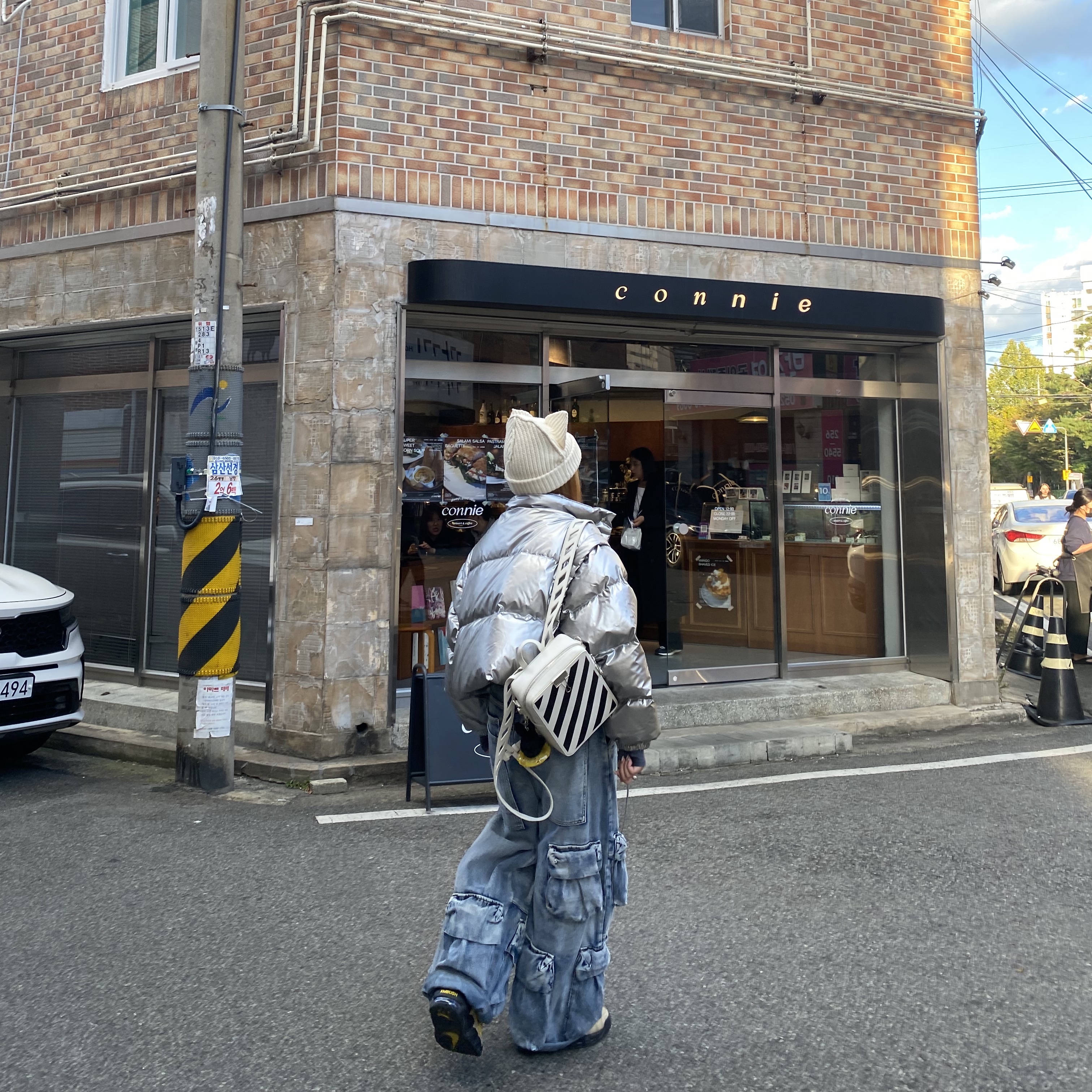 Nike x Ambush Air More Uptempo Low Vivid Sulfur and Limestone, Charles Jeffrey Loverboy Chunky Ears Beanie Ecru 착용 스타일 - 3