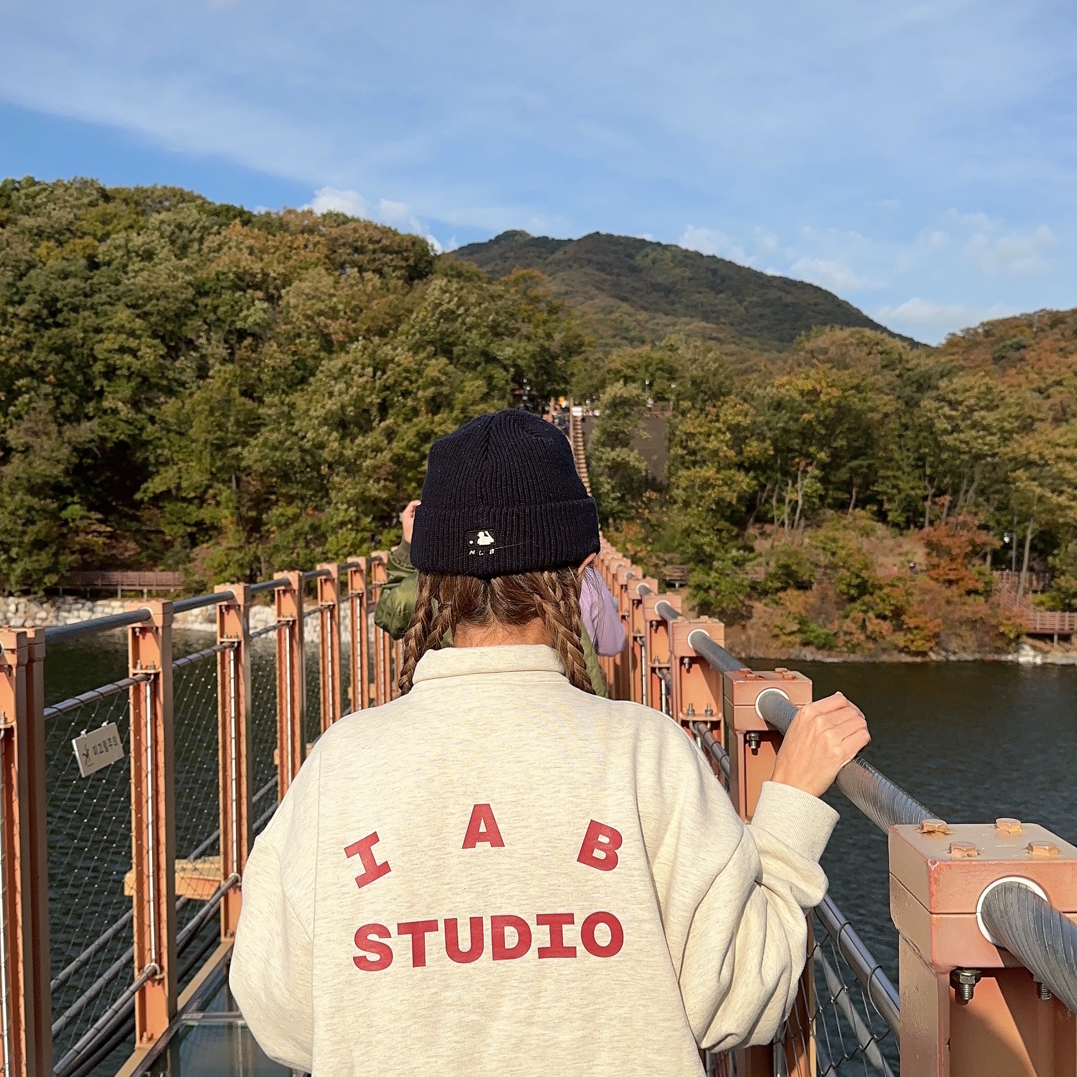IAB Studio Half Zip-Up Oatmeal Burgundy 착용 스타일
