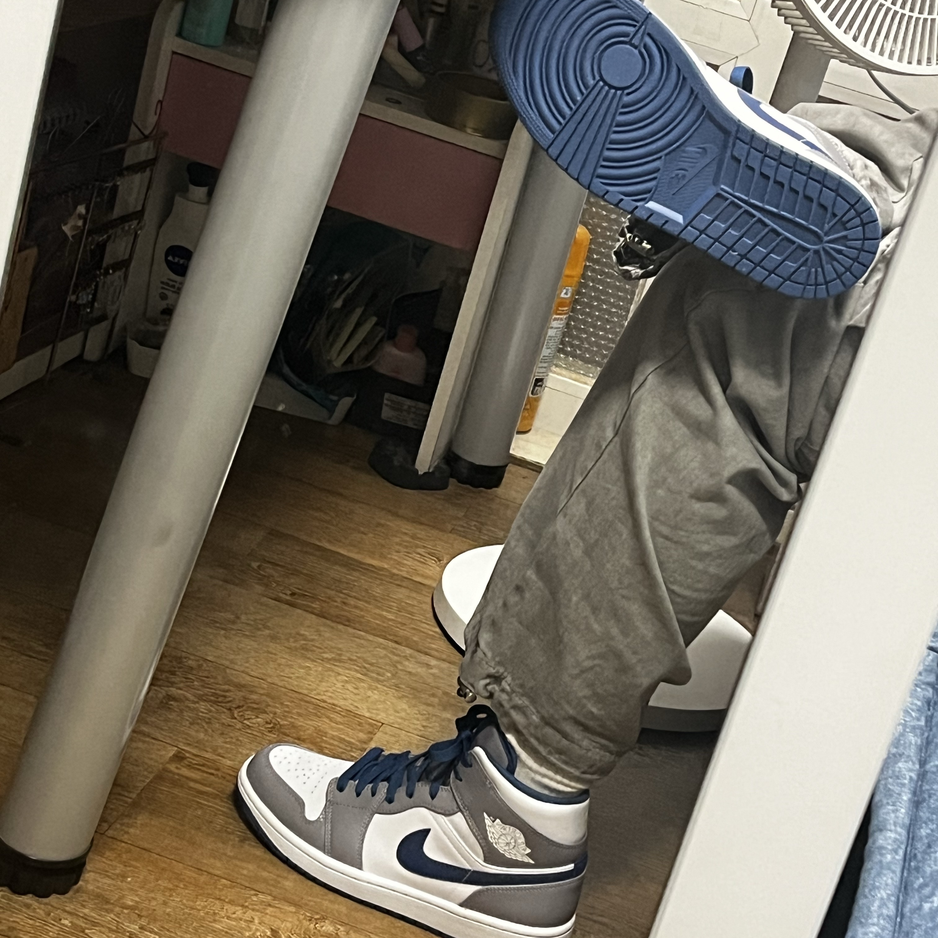 Jordan 1 Mid Cement Grey True Blue 착용 스타일 - 3
