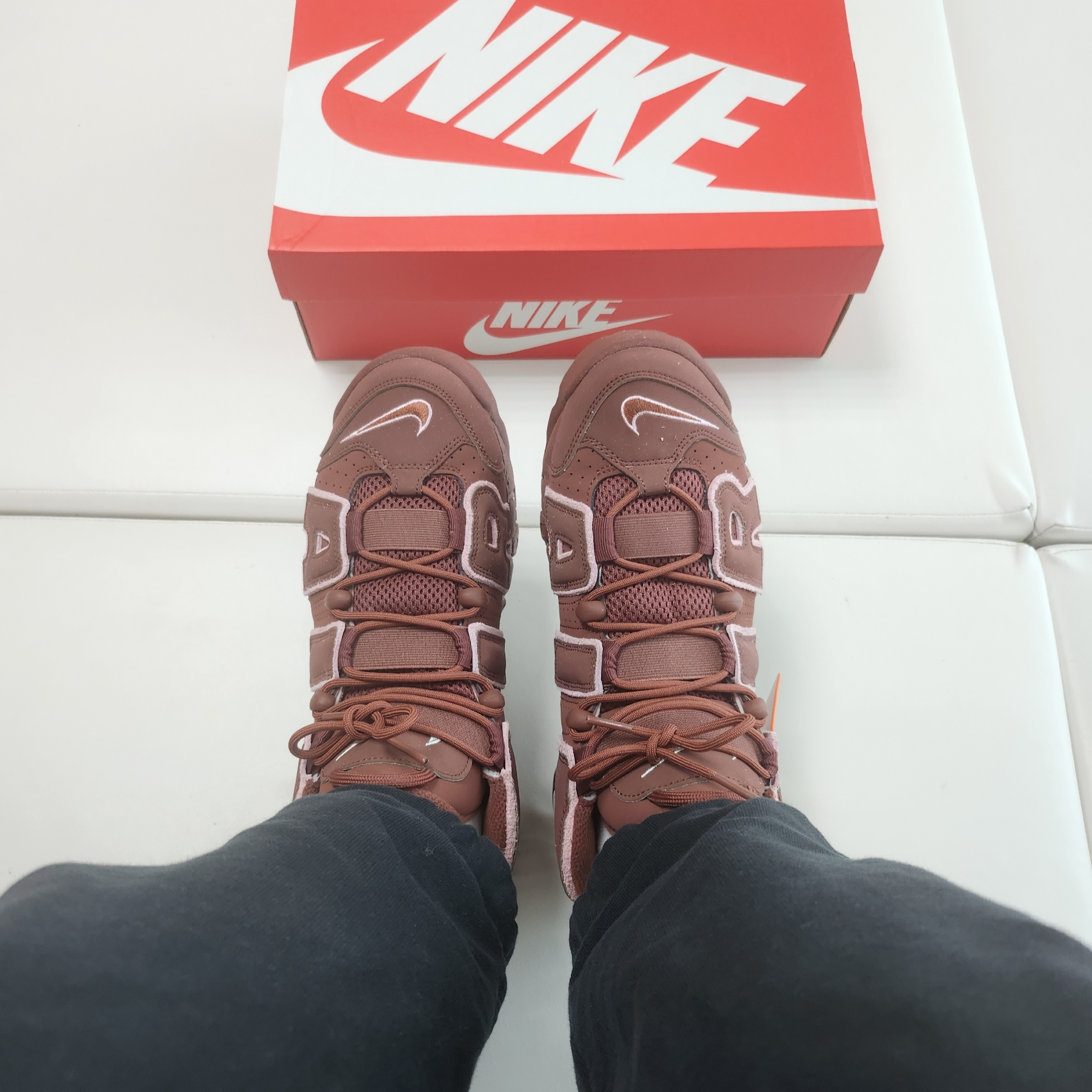 Nike Air More Uptempo 96 Dark Pony and Soft Pink 착용 스타일 - 3