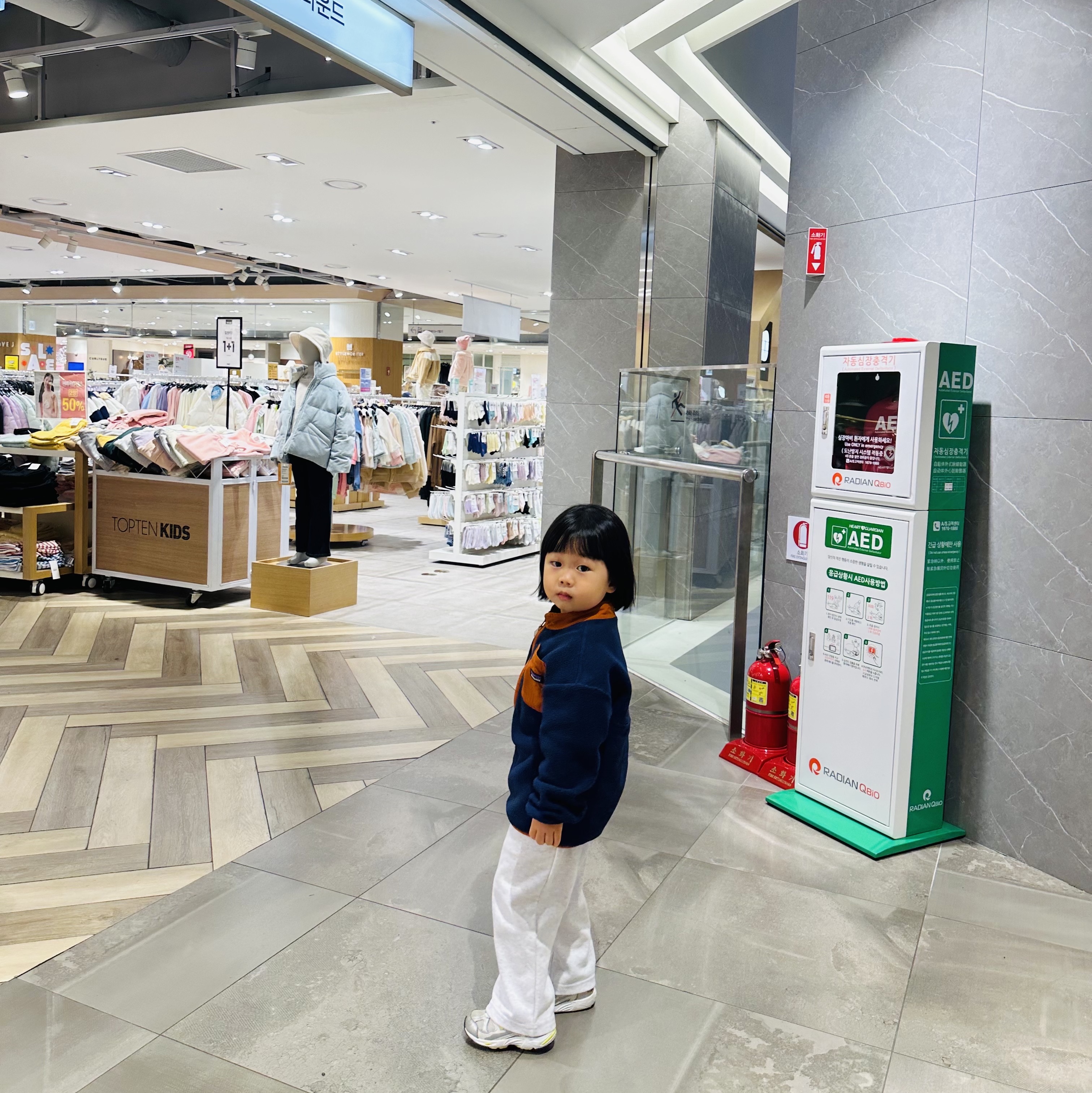 (Kids) Patagonia Lightweight Synchilla Snap-T Fleece Pullover Black Amaranth Pink, New Balance 878 Gray 착용 스타일 - 1