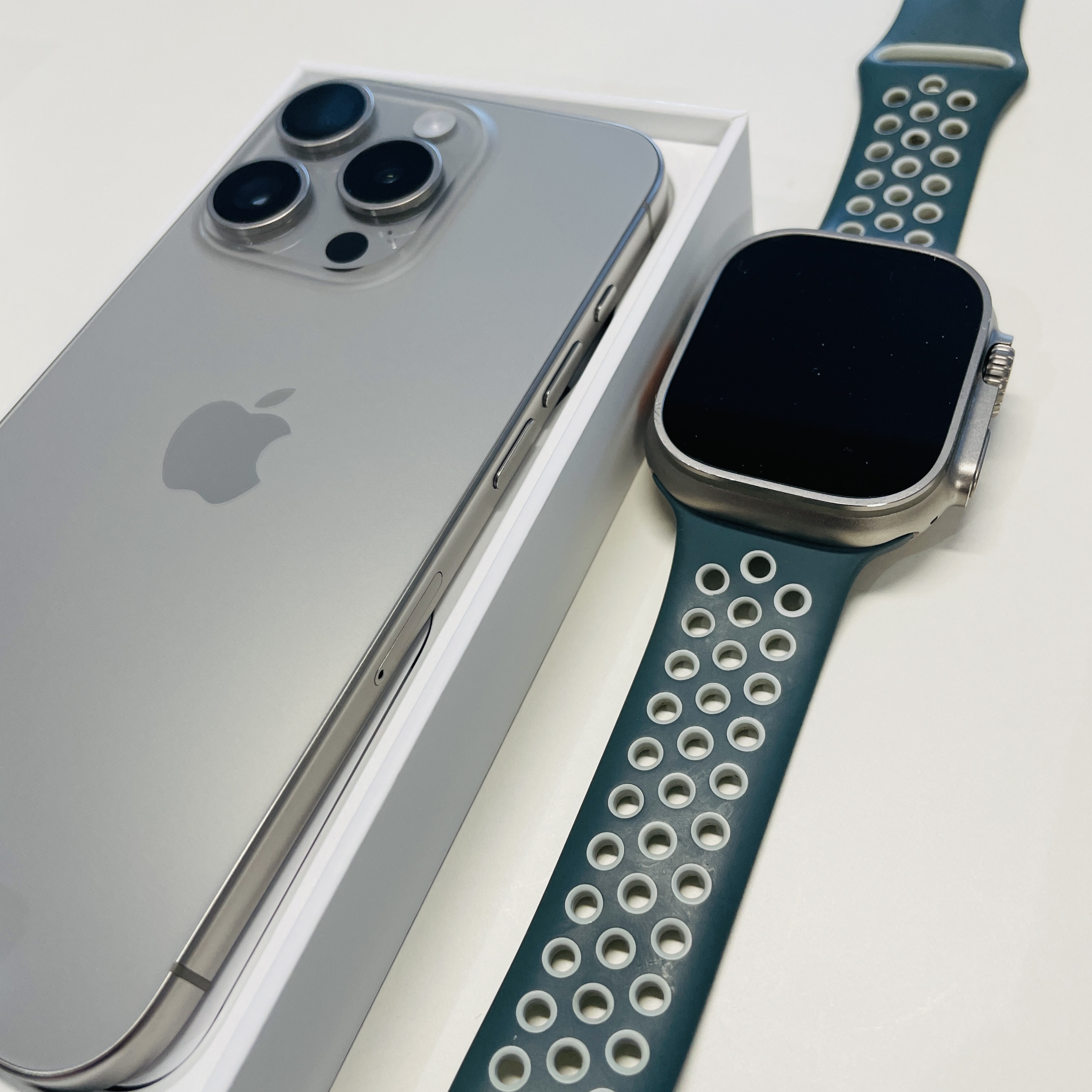 Apple iPhone 15 Pro 512GB Natural Titanium (Korean Ver.), Apple Watch Ultra 2 49mm Titanium Case with Ocean Band Orange (Korean Ver.) 착용 스타일