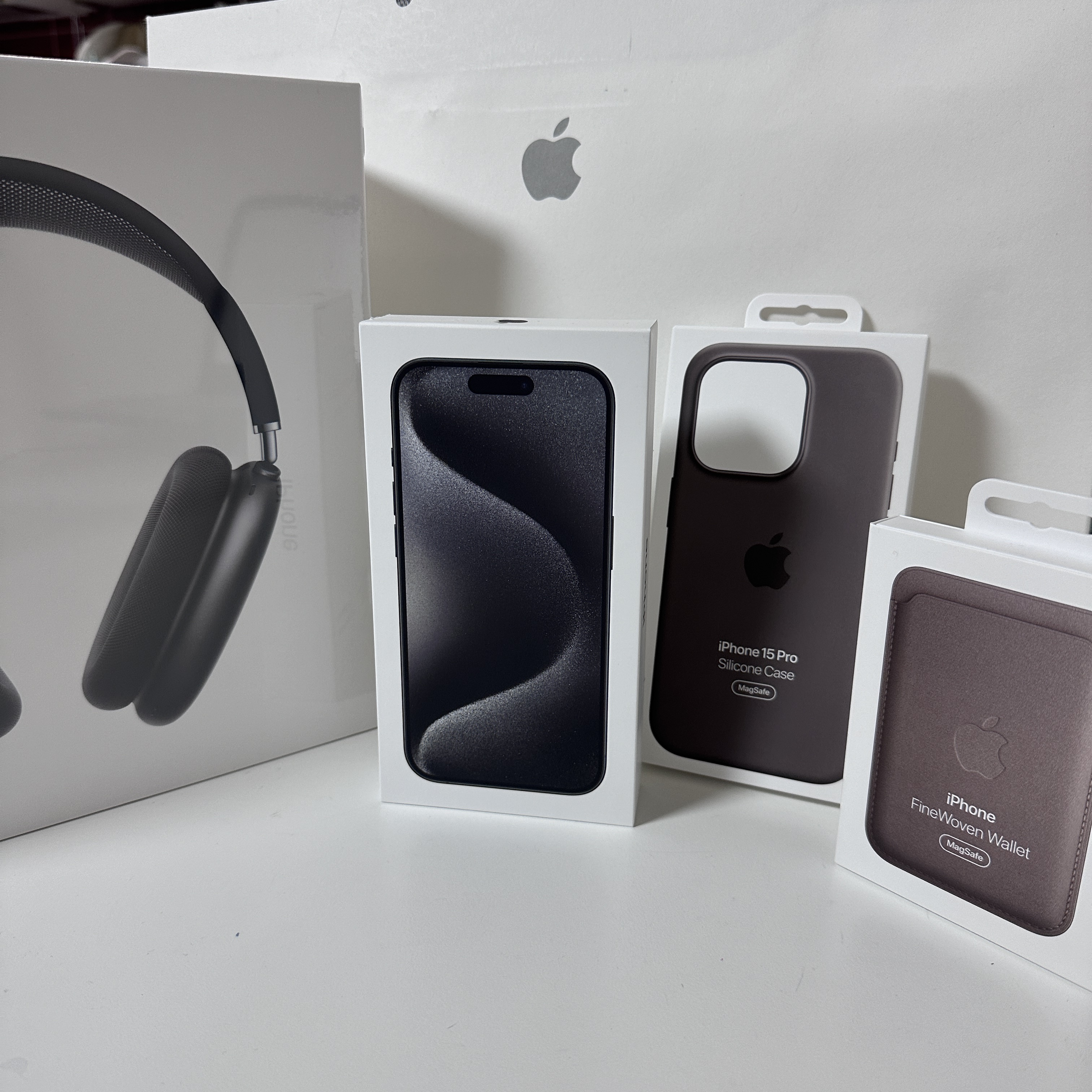 Apple AirPods Max Lightning Space Gray (Korean Ver.), Apple iPhone 15 Pro 512GB Black Titanium (Korean Ver.) 착용 스타일