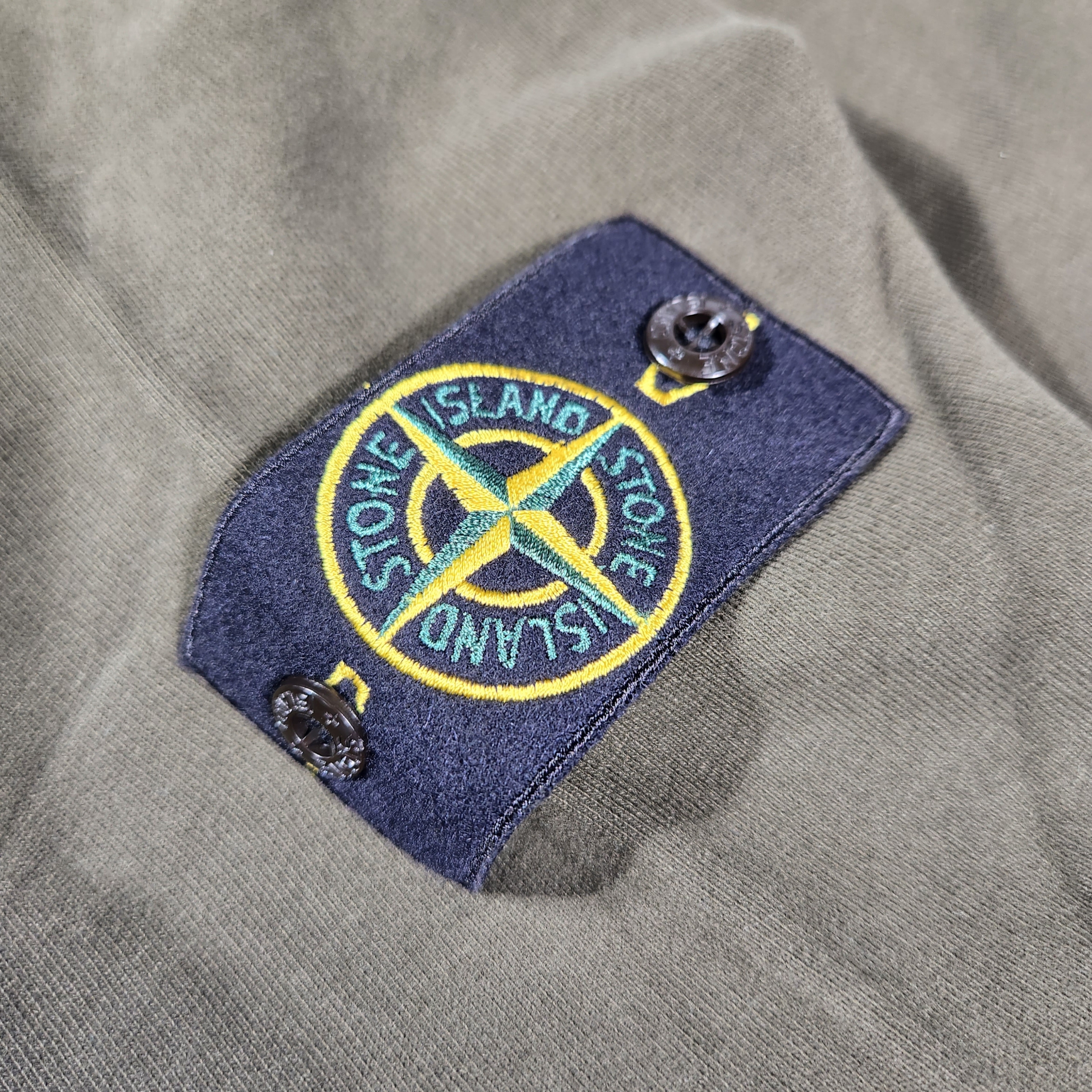 Stone Island 62420 Brushed Cotton Fleece Garment Dyed Crewneck Sweatshirt Olive Green - 23FW 착용 스타일 - 4