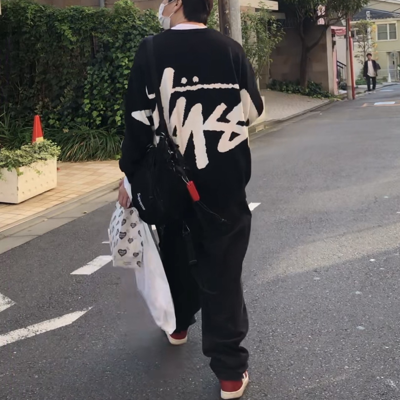 Stussy Stock Sweater Black, Supreme Floating Keychain Red - 23FW 착용 스타일
