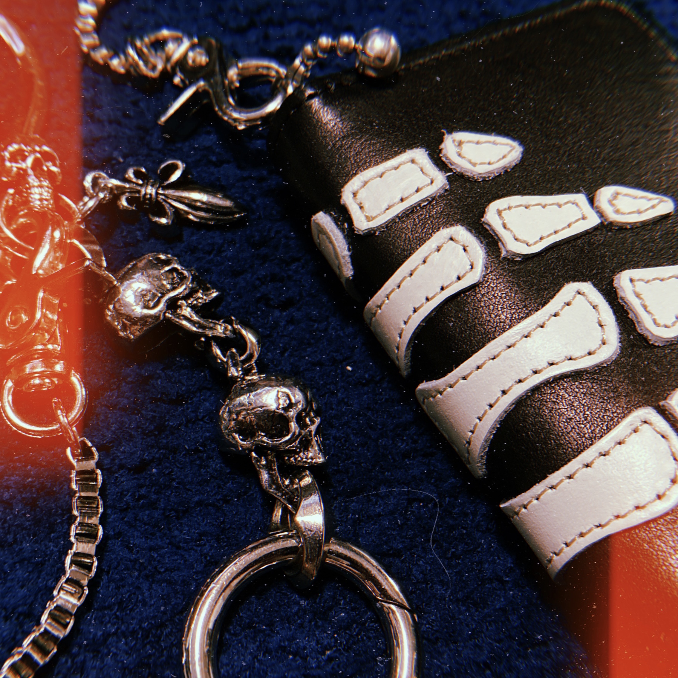 Kapital Thumbs Up Bone Hand Zip Mini Wallet Black 착용 스타일