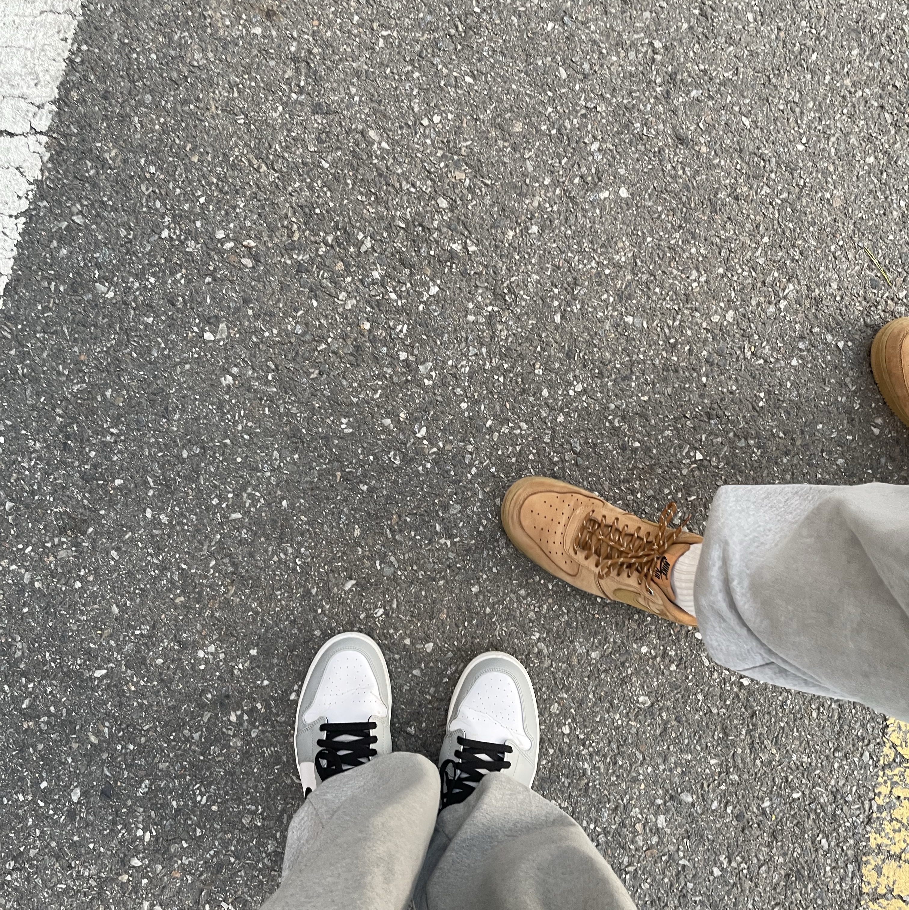Jordan 1 Mid Light Smoke Grey 착용 스타일