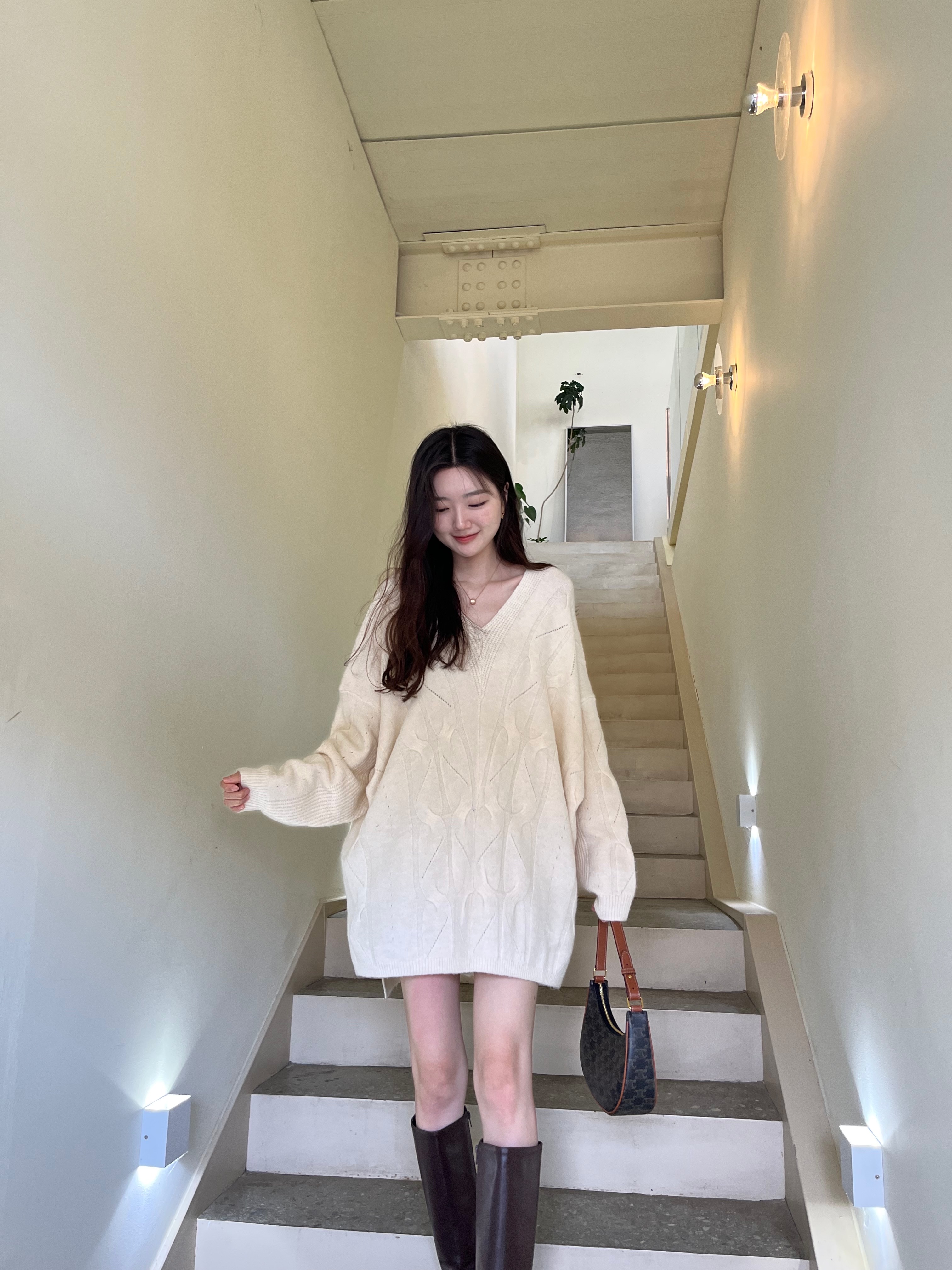 Celine Ava Bag in Triomphe Canvas and Calfskin Tan 착용 스타일 - 7