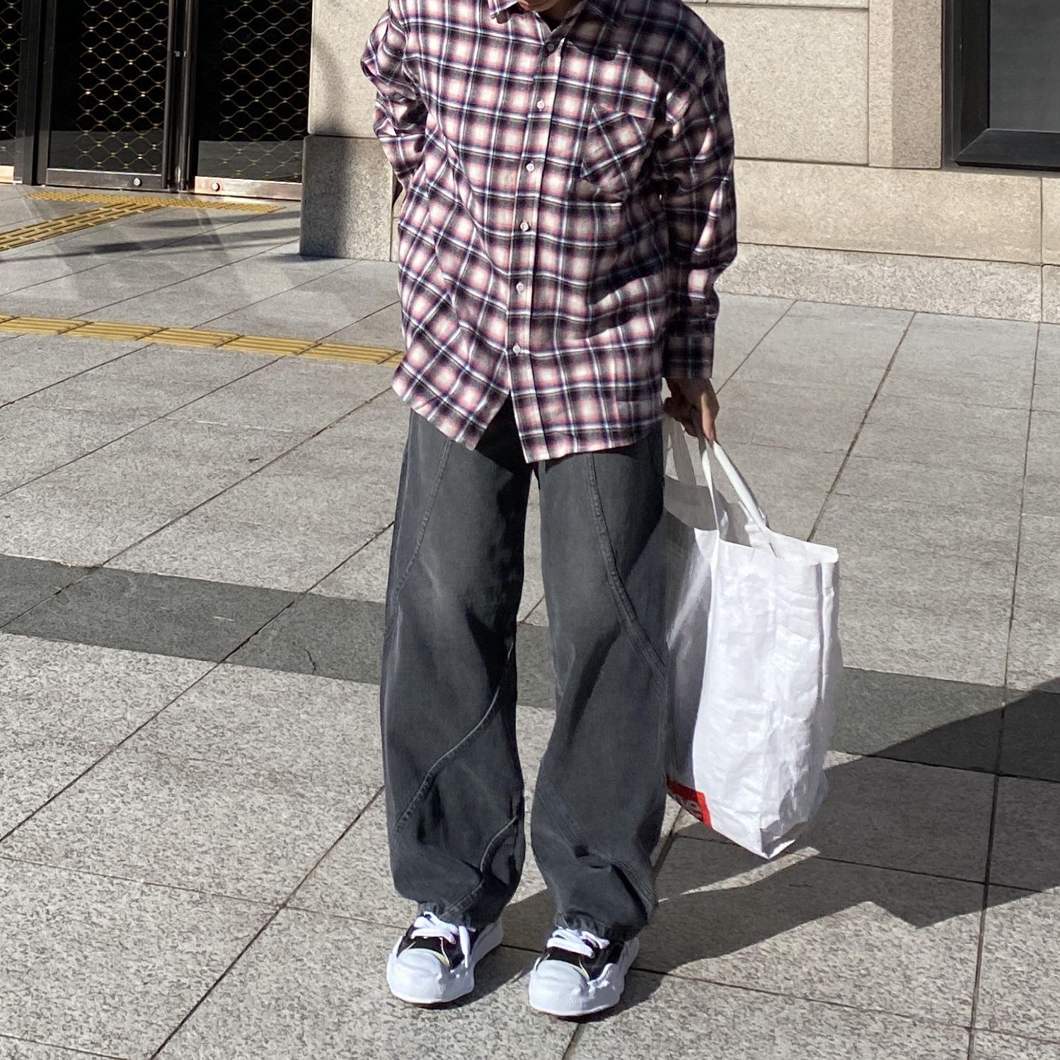 Maison Mihara Yasuhiro Hank OG Sole Canvas Low-top Sneakers Black, Maison Mihara Yasuhiro Blakey OG Sole Canvas Low-top Sneakers Black White 착용 스타일 - 3
