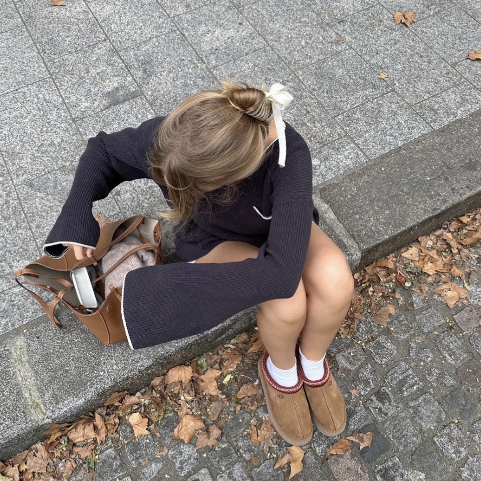 (W) UGG Tazz Slipper Chestnut 착용 스타일