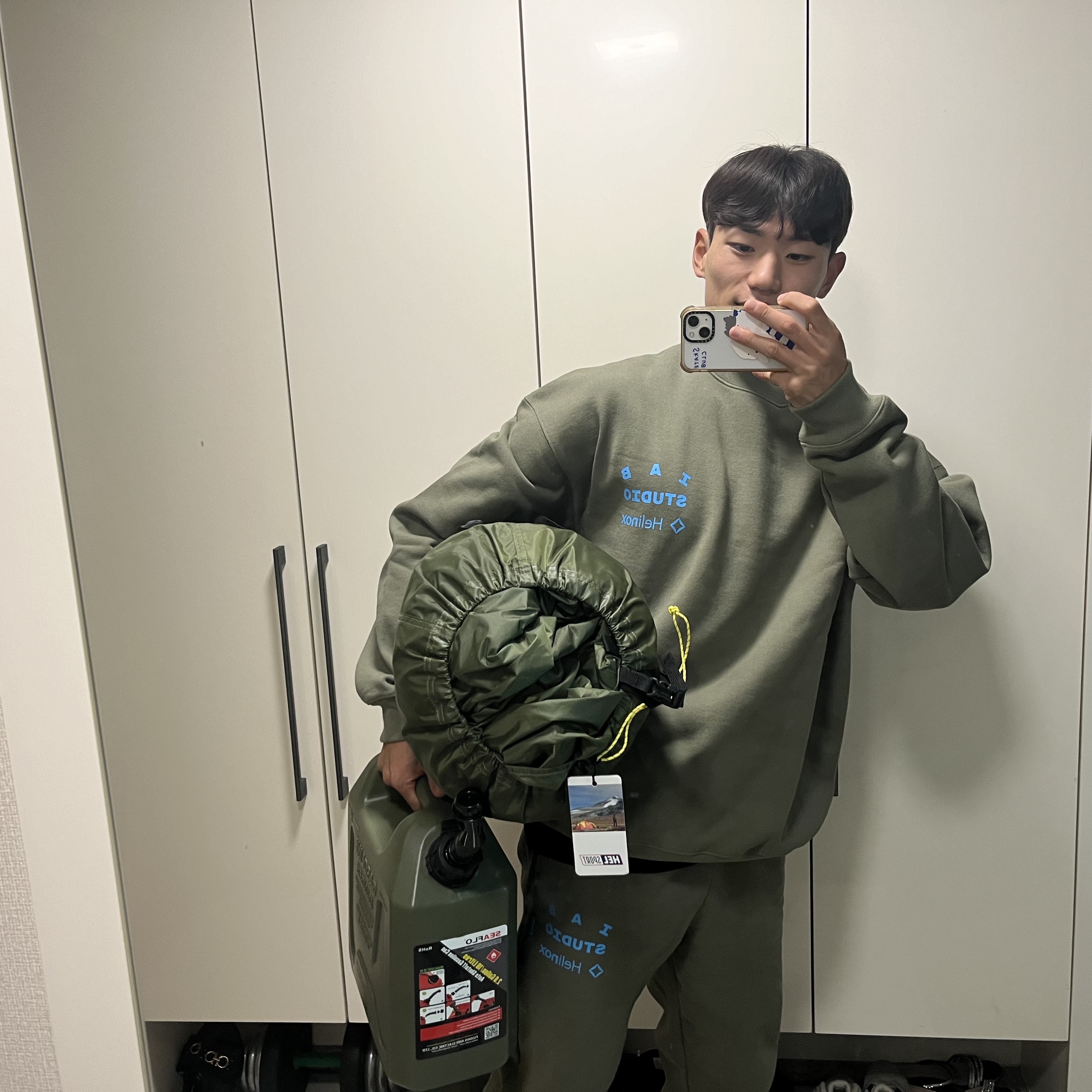 IAB Studio x Helinox Sweatshirt Leaf Green 착용 스타일
